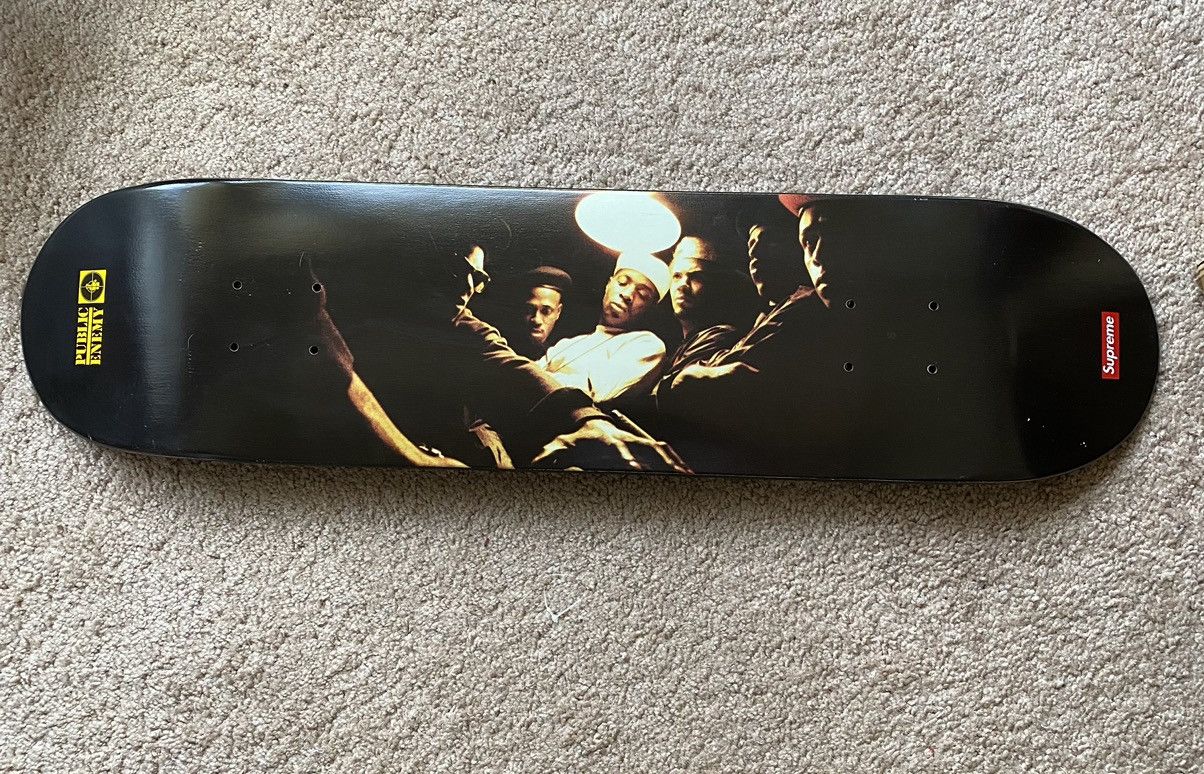Supreme 2006 Public Enemy, 2009 Foil Box Logo, Street Scene