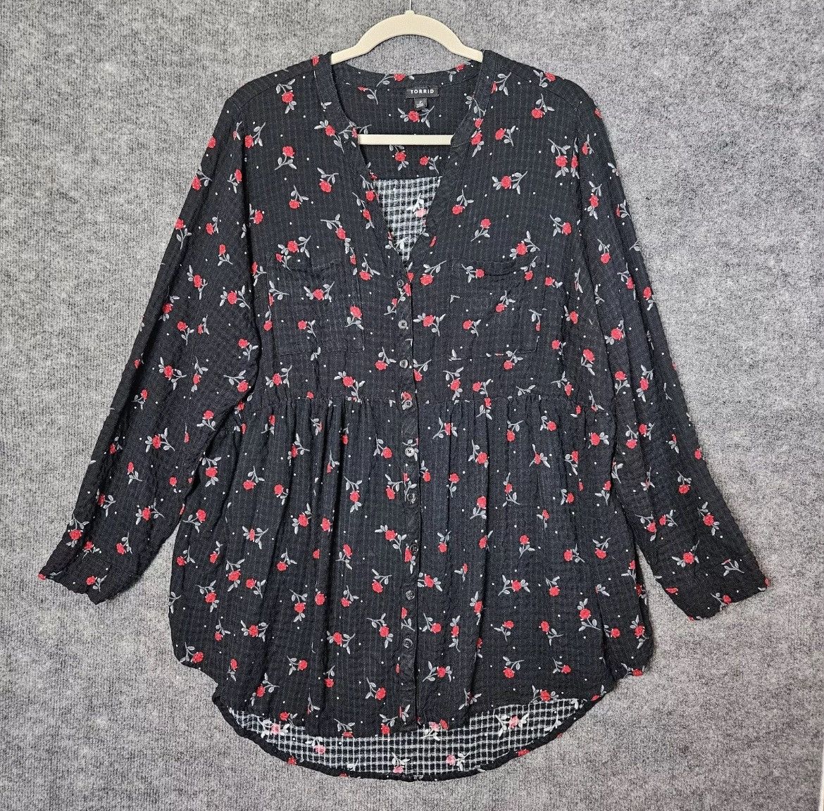 Torrid Torrid Tunic 1X Black Red Floral Crinkle Knit HiLo Button Up Size XXL / US 16-18 / IT 52-54 - 1 Thumbnail