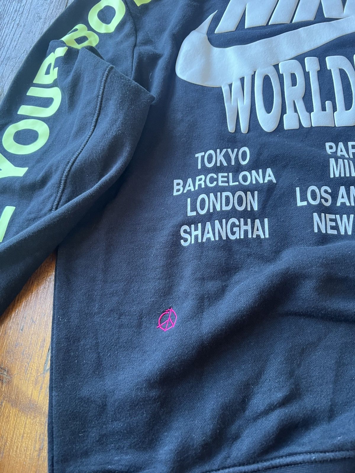 Nike 2021/2022 NIKE NSW WORLD TOUR PRINTED BLACK HOODIE SIZE M Size US M / EU 48-50 / 2 - 5 Thumbnail