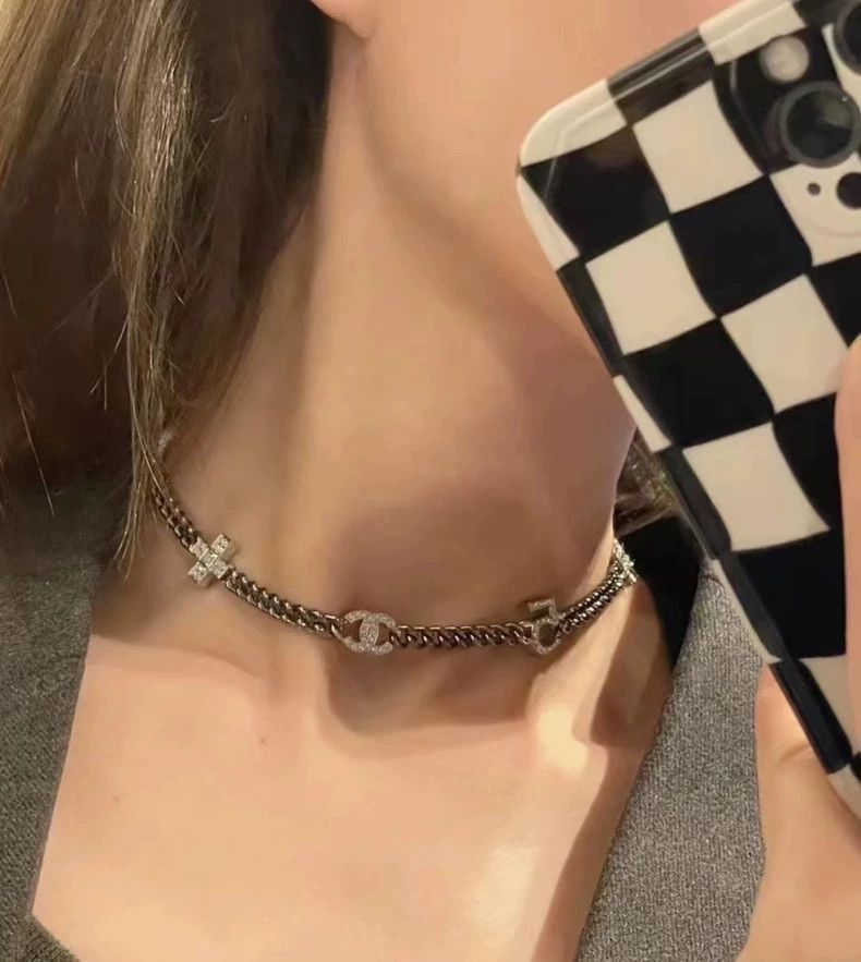 Chanel Chanel Five Flower Necklace Choker Size ONE SIZE - 3 Thumbnail