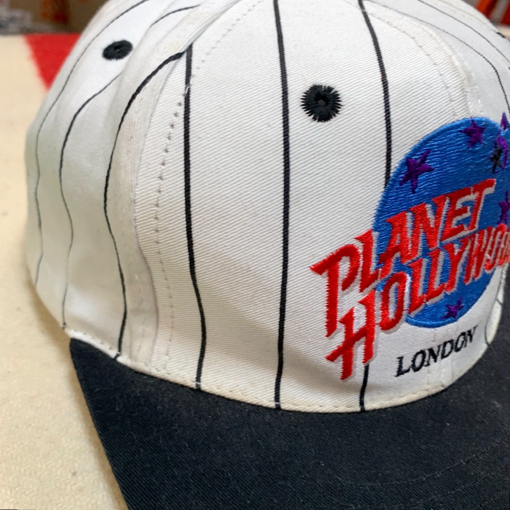 Planet Hollywood VINTAGE Planet Hollywood SnapBack Hat Men One Size White Pin Striped Adult One Size Hat Mens White Pin Stripe 90s Event Merchandise Size ONE SIZE - 5 Thumbnail