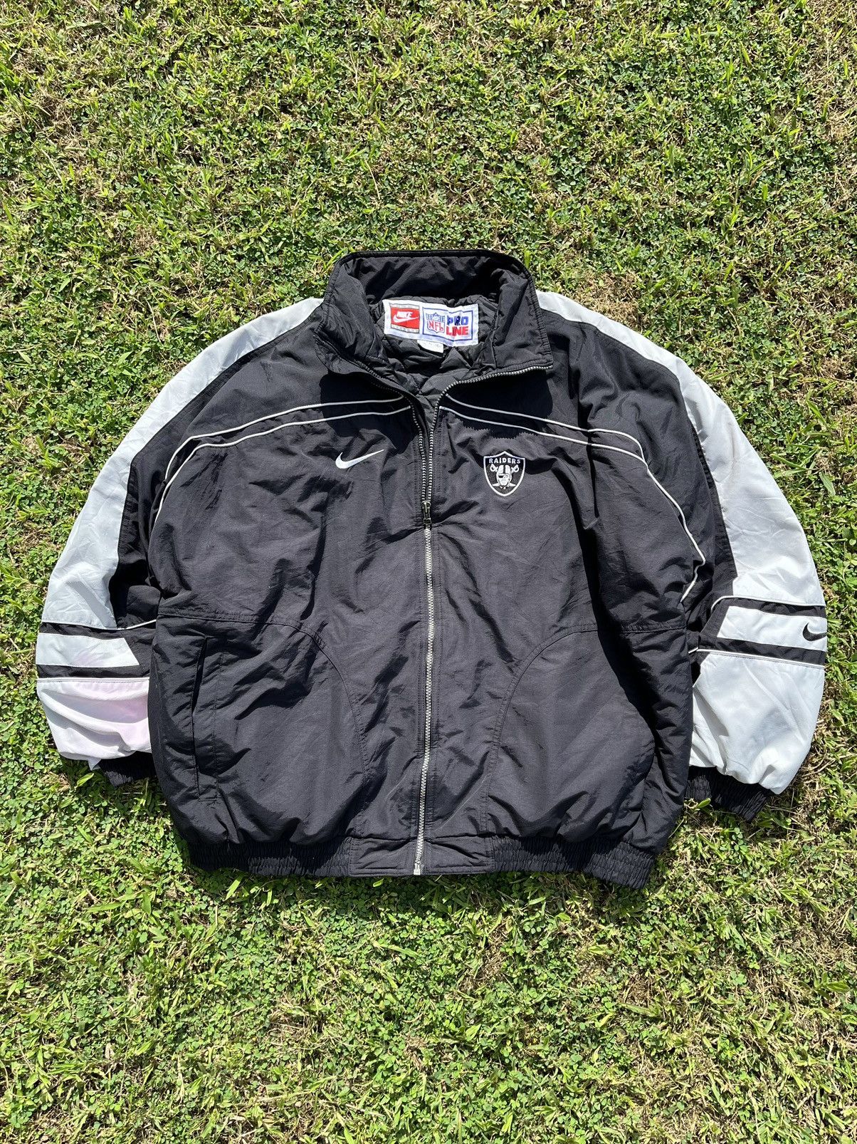 Nike Vintage Nike Team Raiders NFL Pro Line Puffer Jacket Size US XL / EU 56 / 4 - 2 Thumbnail