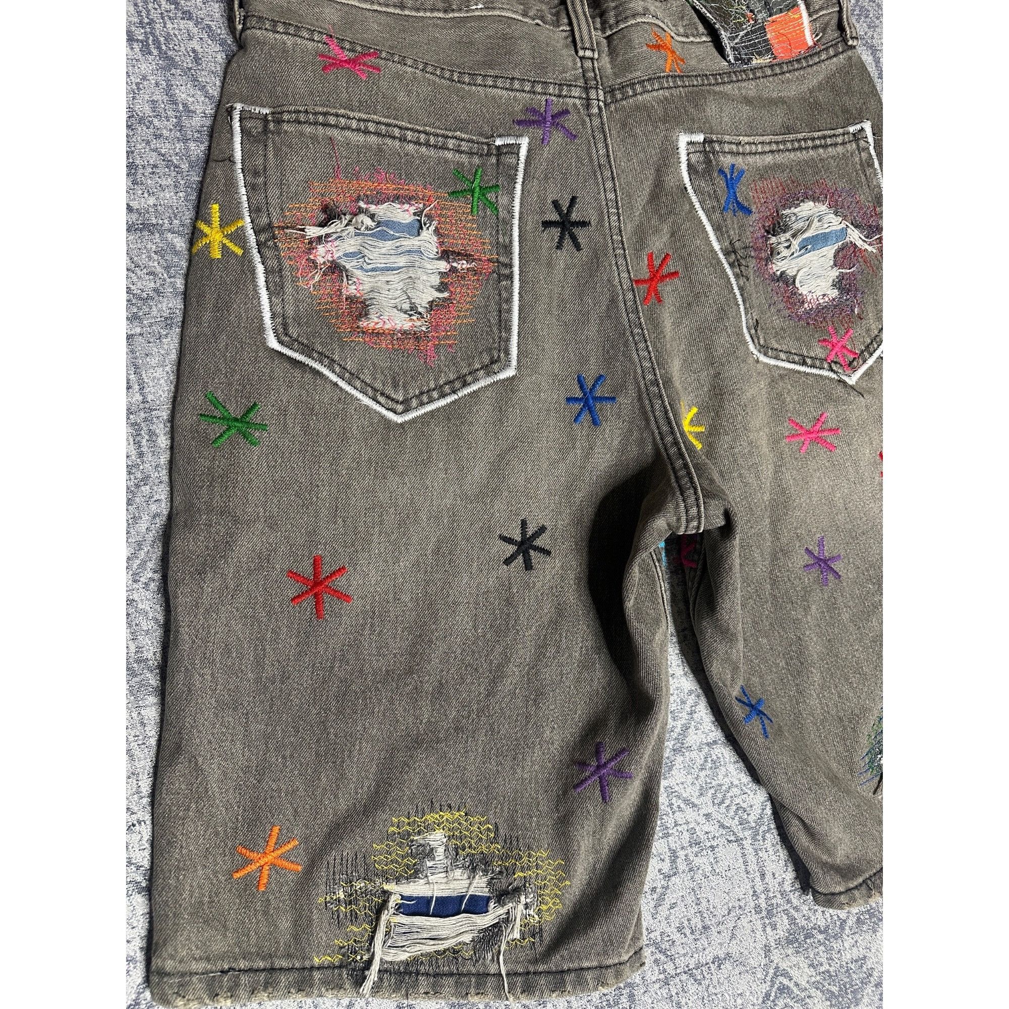Other Pale GRAIDENT PAINTER All over embroidered DENIM SHORTS Size US 34 / EU 50 - 8 Thumbnail