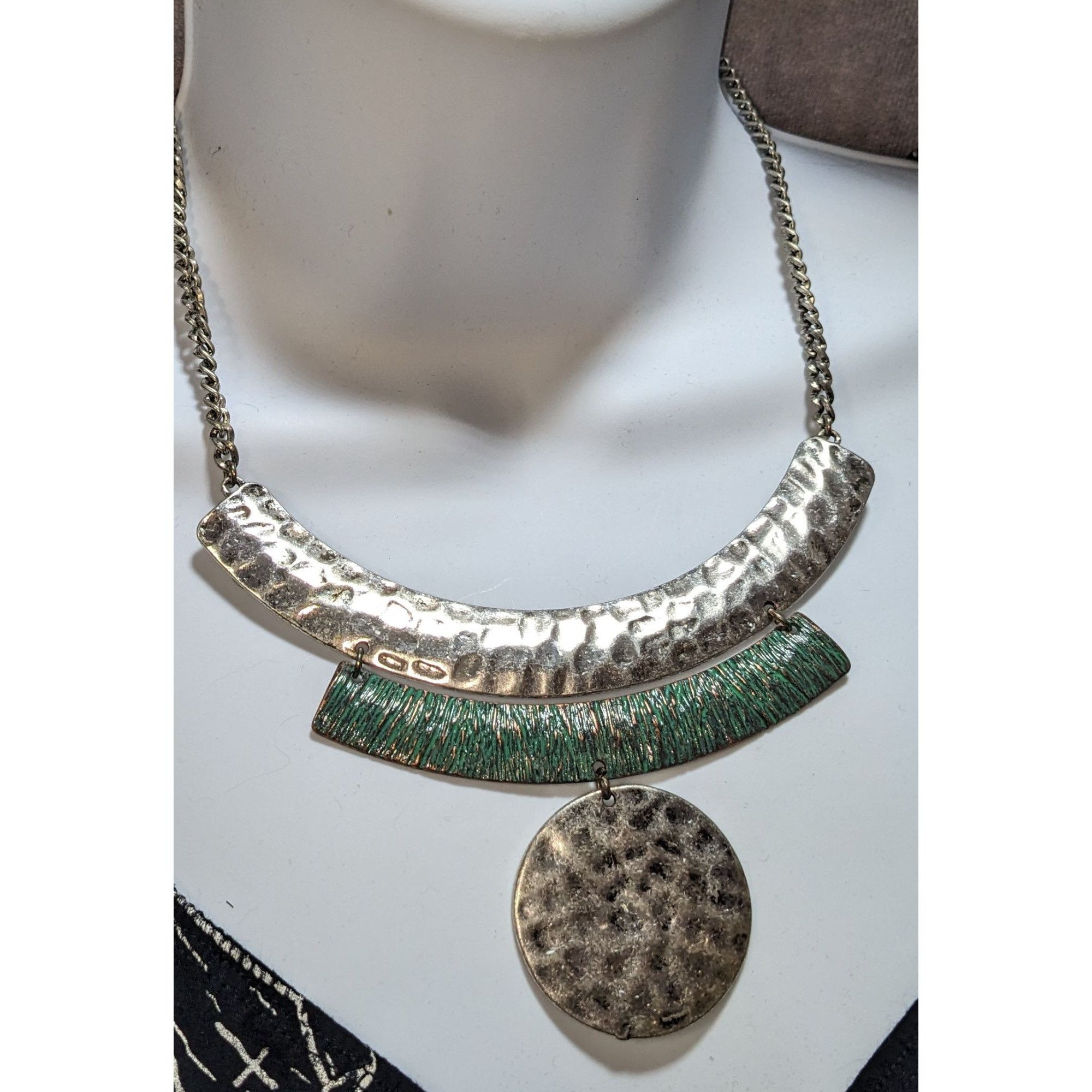 Other Brutalist Geometric Hammered Silver Tone Necklace With Green Size ONE SIZE - 5 Thumbnail
