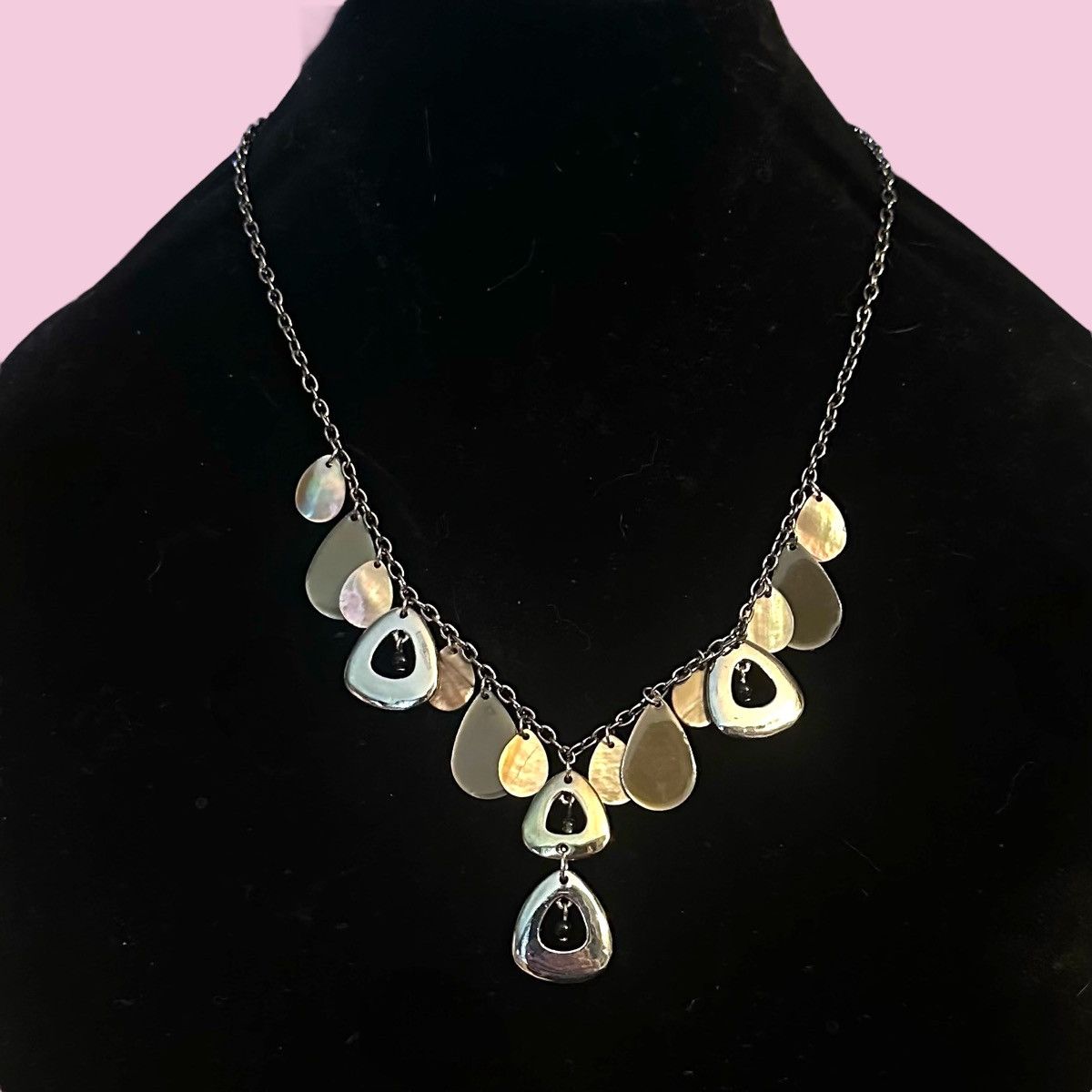 Other Silver tone tear drop mother of pearl dangle necklace Size ONE SIZE - 1 Thumbnail