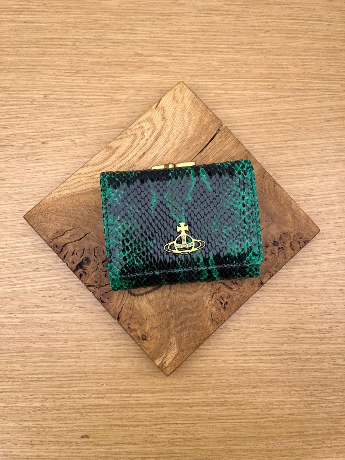 Vivienne Westwood o1f1d3z0825 Size: OS / Small Frame Wallet in Green Size ONE SIZE - 1 Preview