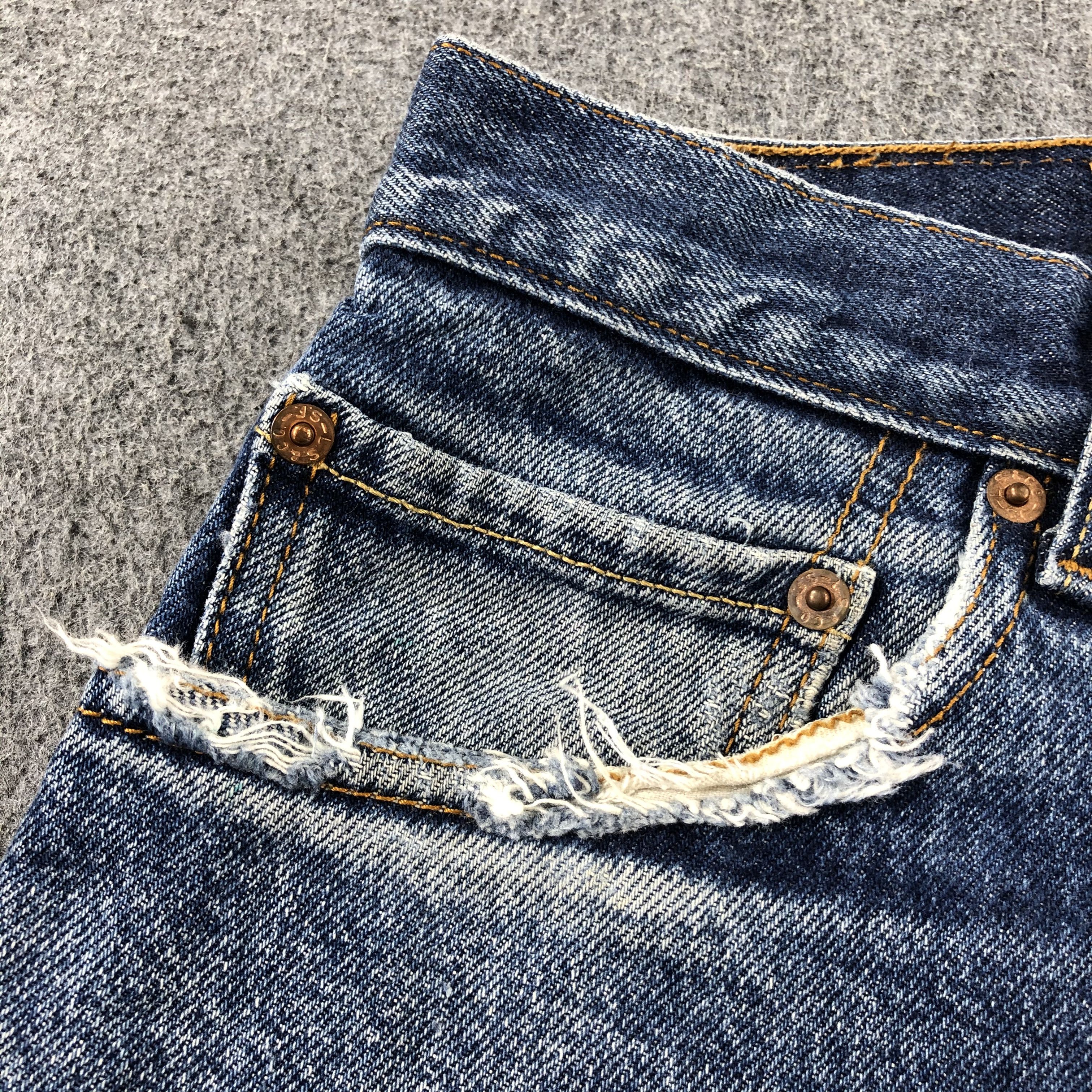 Levi's Vintage Blue Wash Levis 505 Jeans-J2356 Size US 35 - 10 Thumbnail