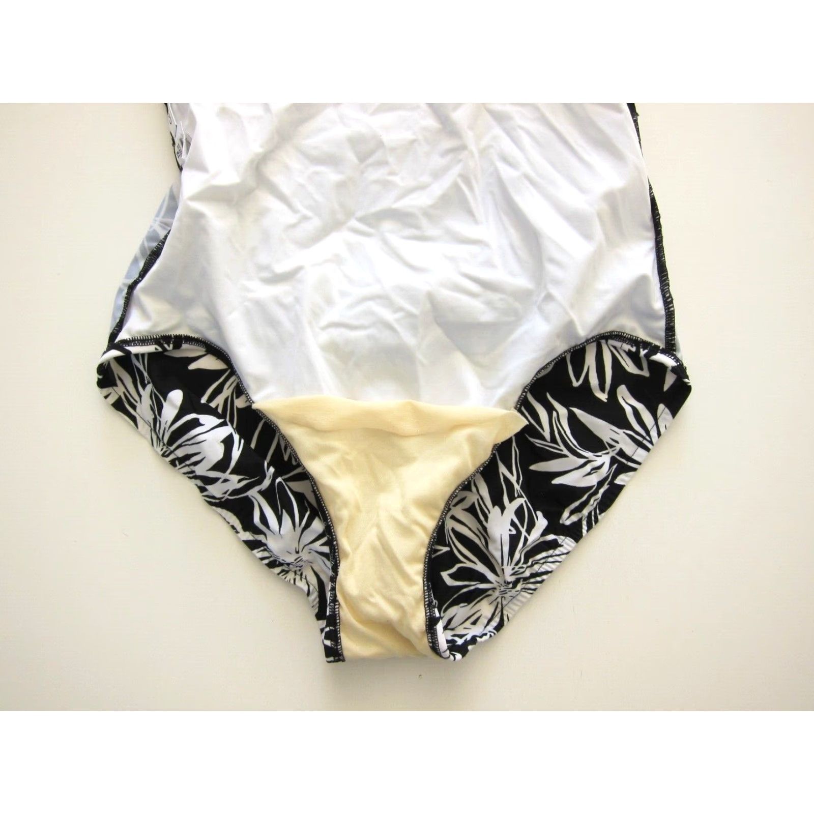 Croft & Barrow Croft & Barrow Black White Floral Slimming Built In Bra One Piece Swimsuit 12 Size ONE SIZE - 7 Thumbnail