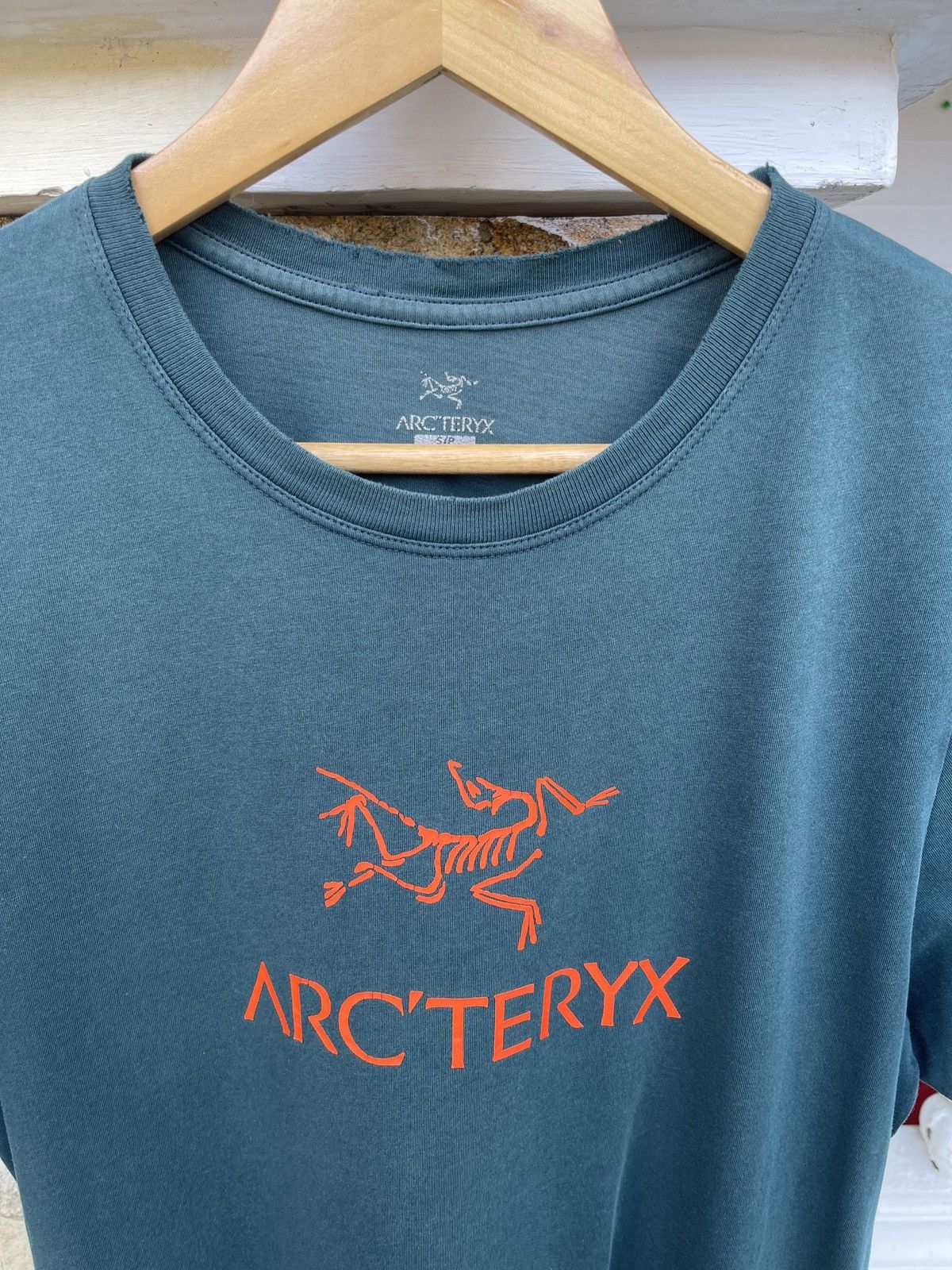 Arc'teryx Rare🔥Sun Faded Arc’teryx Big Logo Thrashed Tee Size US M / EU 48-50 / 2 - 2 Thumbnail