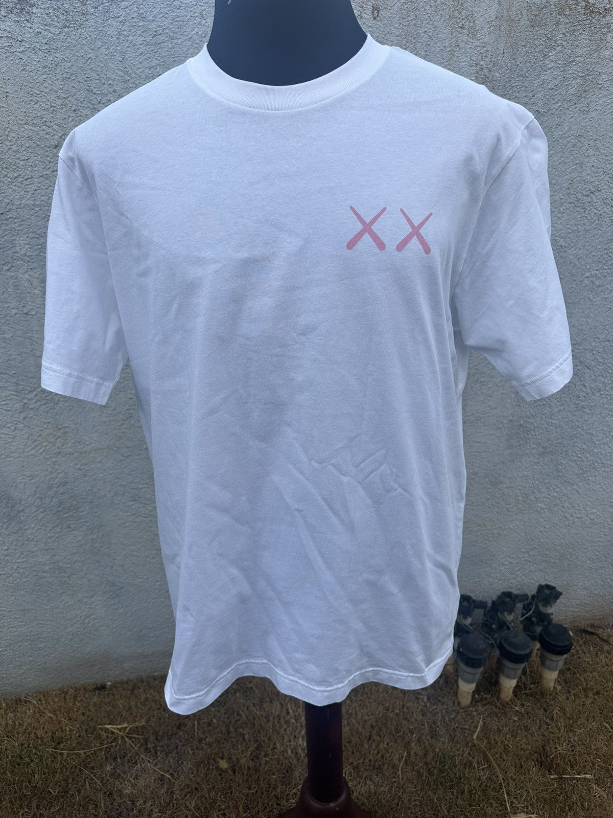 Kaws × Uniqlo New Kaws X Uniqlo UT Graphic T-Shirt White/Pink Men's L Size US L / EU 52-54 / 3 - 1 Thumbnail