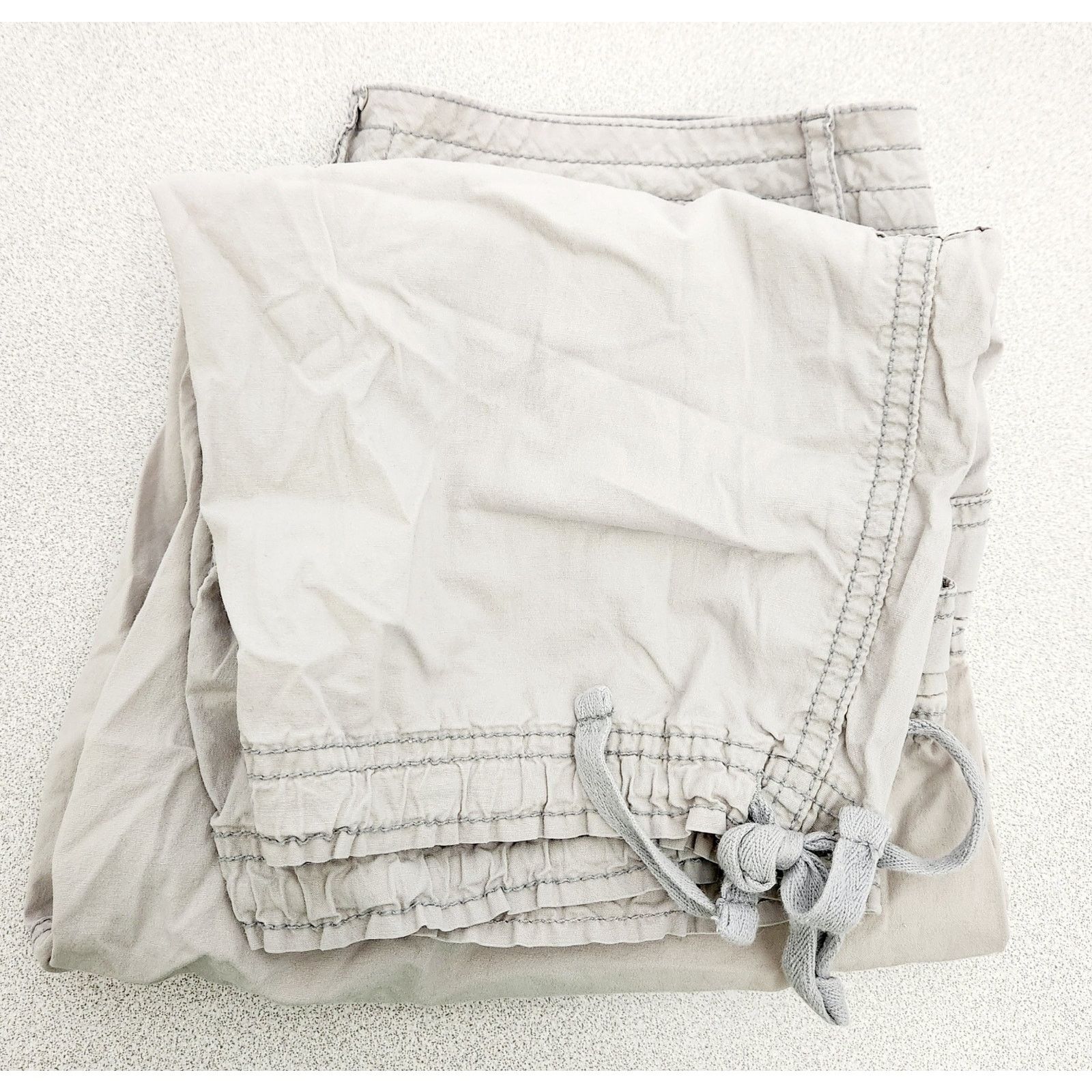 Other St. John's Bay Gray Cropped Cargo Pants 6 Lightweight Size 28" / US 6 / IT 42 - 6 Thumbnail