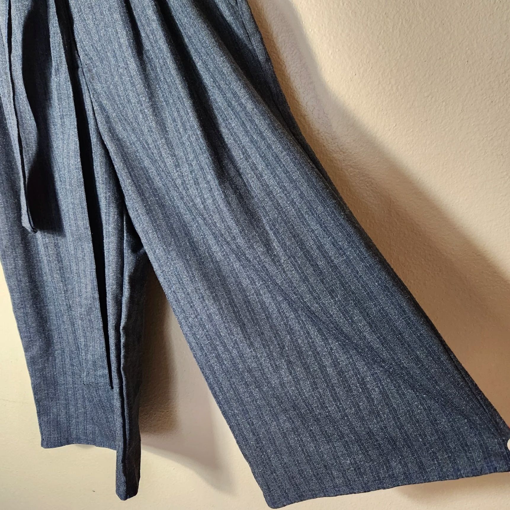Vintage VINTAGE Nina USA High Tie Waist Pinstripe Wide Leg Crop Pants - Size M, Gray, Wide-Leg, Cropped, Pinstripe, Flat Front, Zip Closure, 15" Waist, Womens Size 32" / US 10 / IT 46 - 5 Thumbnail
