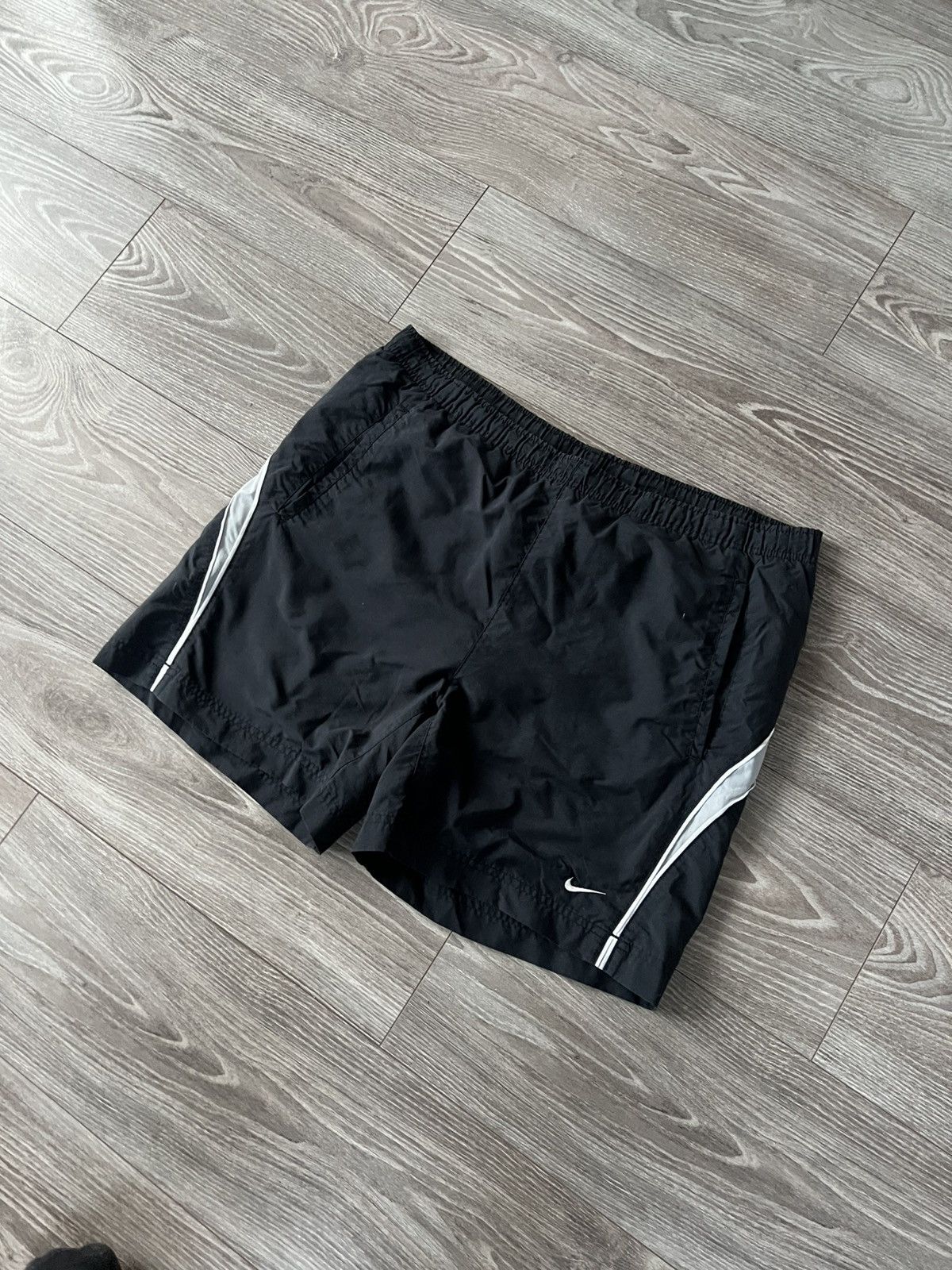 Nike × Vintage ‼️Vintage Nike Nylon Knited Swoosh Logo Shorts ‼️ Size US 36 / EU 52 - 3 Thumbnail
