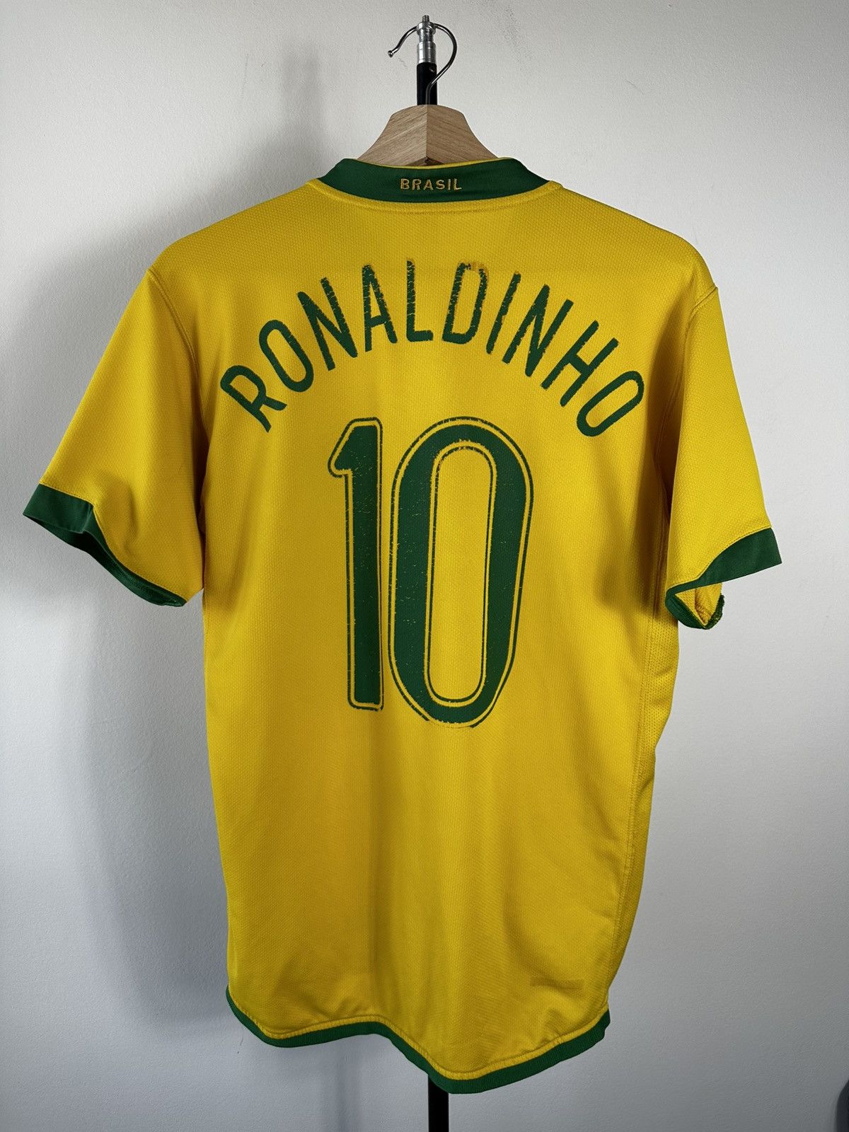 Nike Vintage Nike Brazil 2004/06 Home Jersey Ronaldinho #10 Size US M / EU 48-50 / 2 - 8 Thumbnail