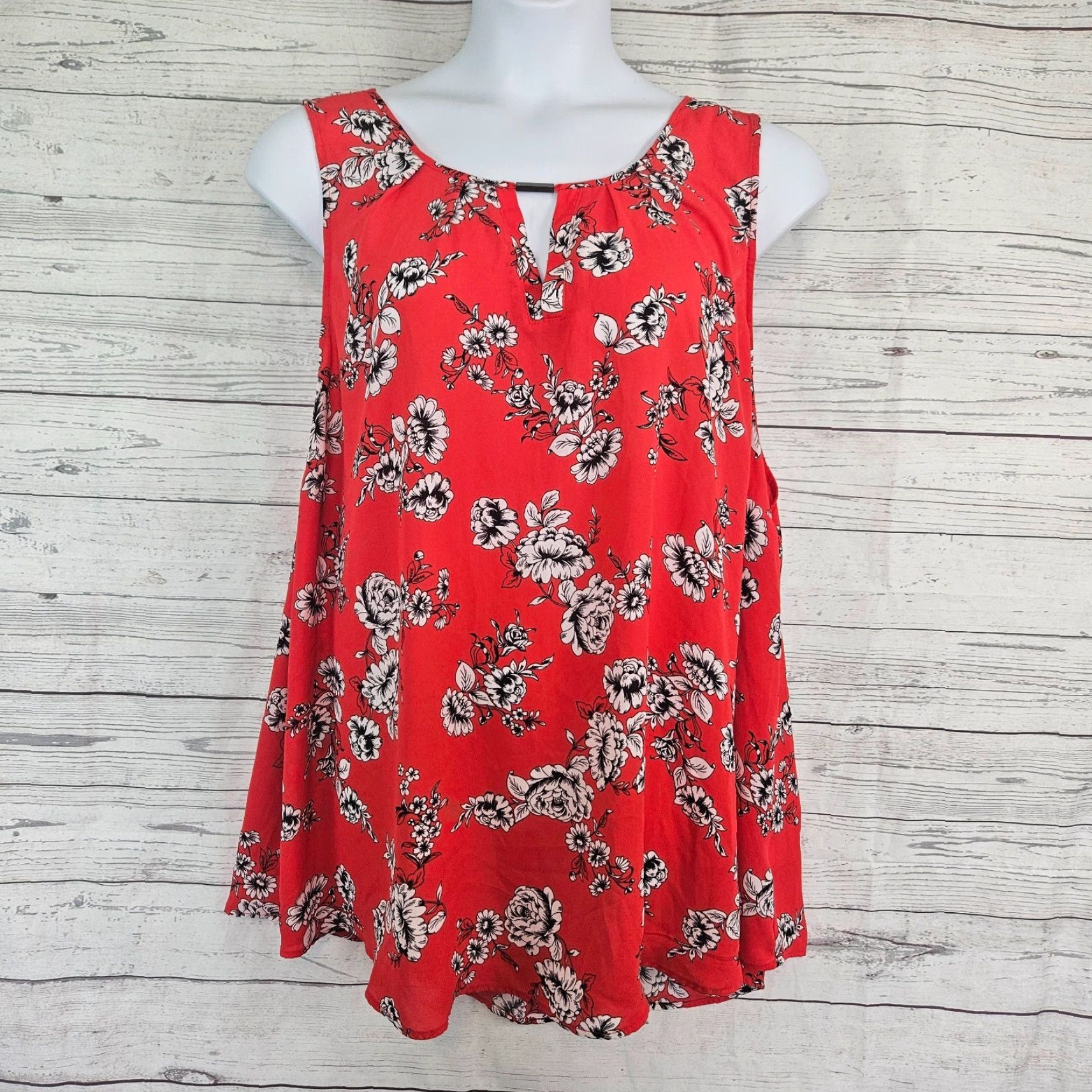 Torrid Torrid Top Sz 5X Red White Floral Sleeveless Keyhole Womens Size XXL / US 16-18 / IT 52-54 - 2 Thumbnail