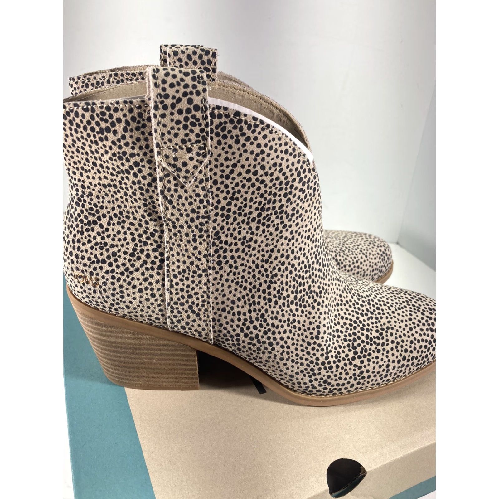 Toms Toms Constance Ankle Chelsea Boots Women Size 10 Suede Leather Cheetah Print NIB Size US 10 / IT 40 - 6 Thumbnail