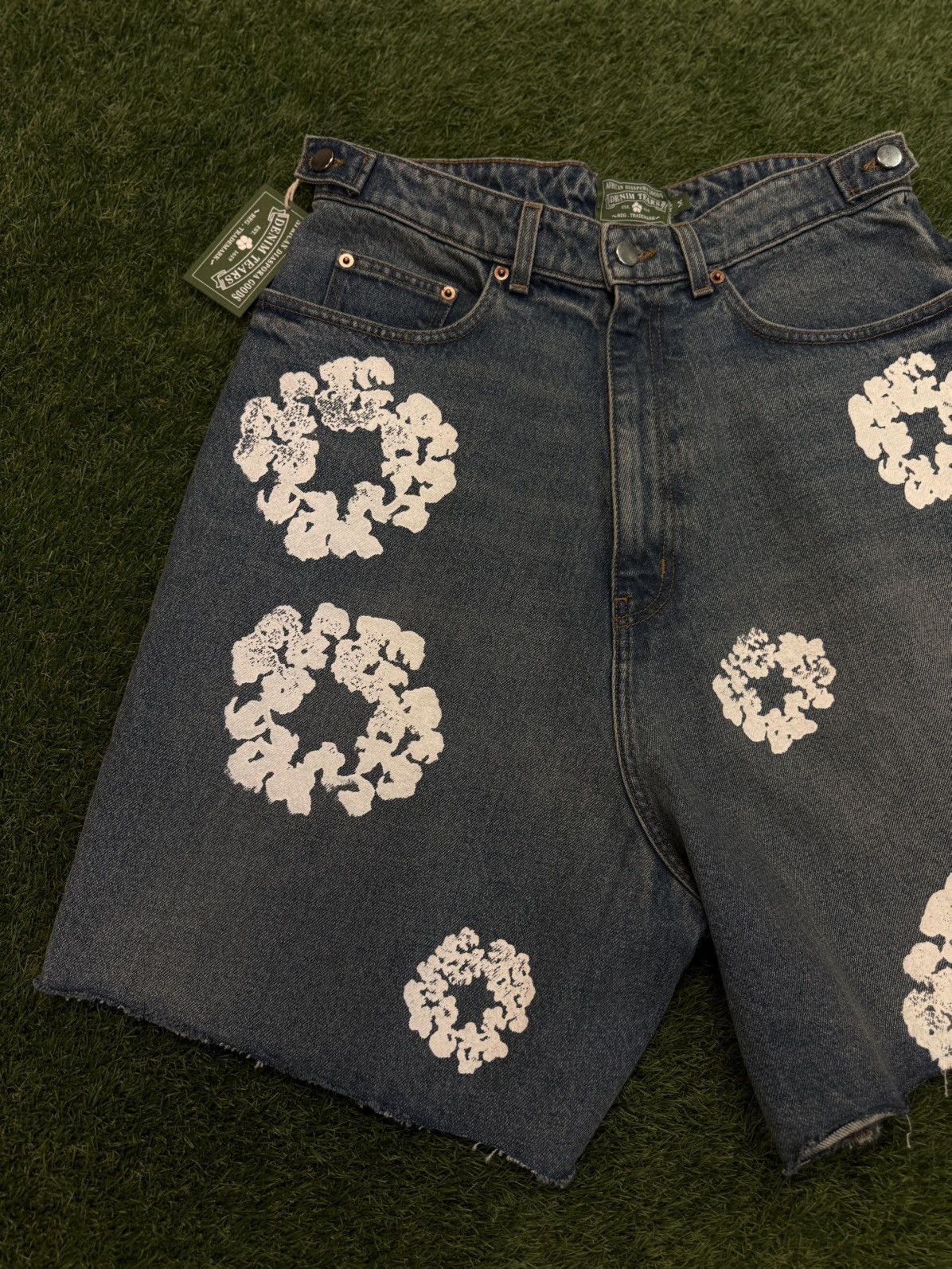 DENIM TEARS Denim Tears Cotton Wreath Shorts Size M Blue (NEW) Size US 28 / EU 44 - 2 Thumbnail