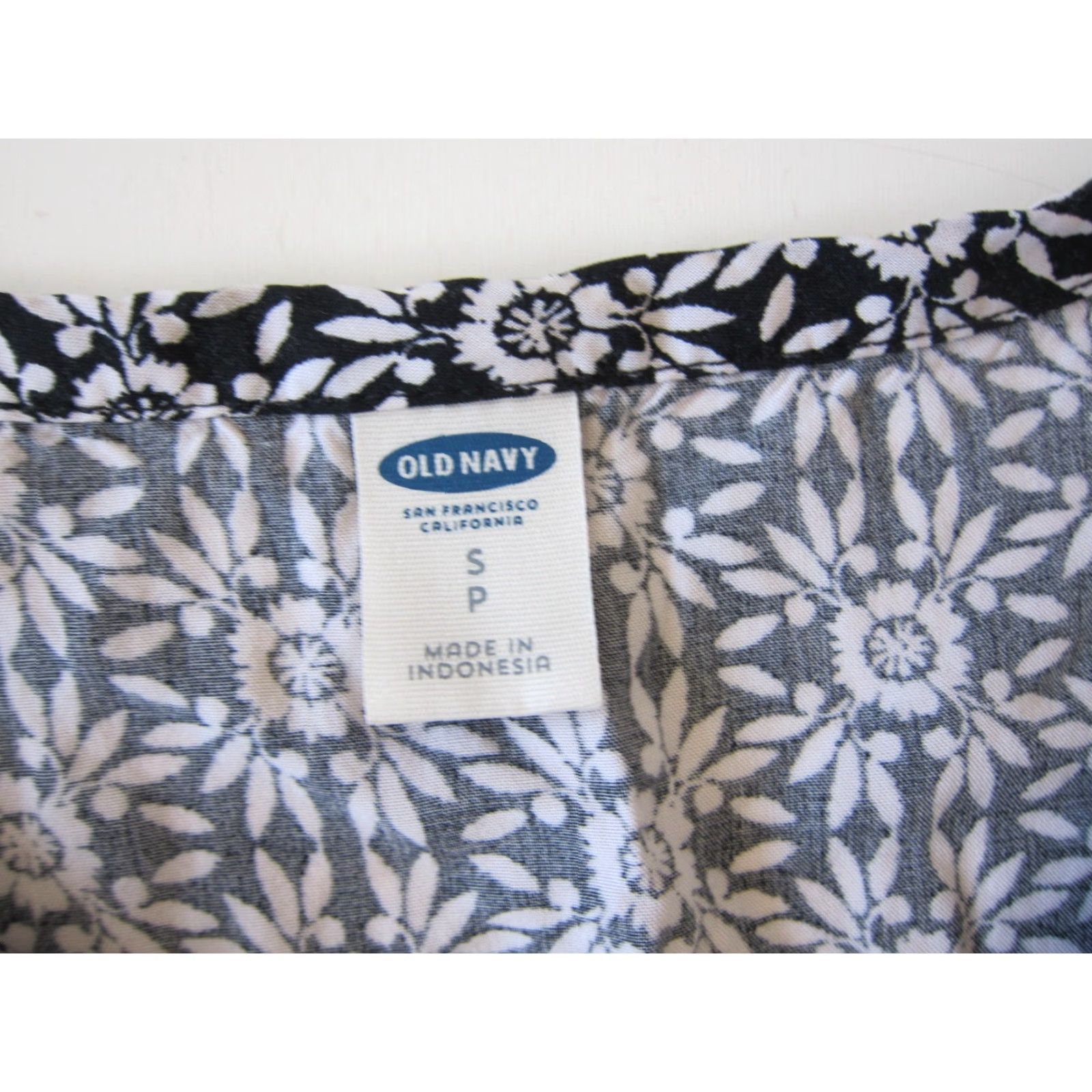 Old Navy Old Navy Floral Sleeveless V-Neck Tunic Shift Dress Small - 100% Rayon Black White - Women’s Apparel Size S / US 4 / IT 40 - 4 Thumbnail