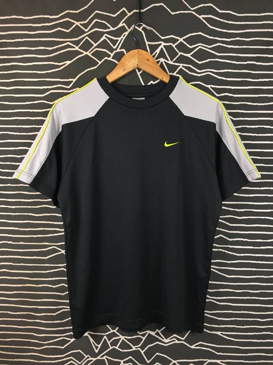 Nike Nike Fit Dry Neon Green Swoosh Logo Performance Tee Size US M / EU 48-50 / 2 - 1 Thumbnail