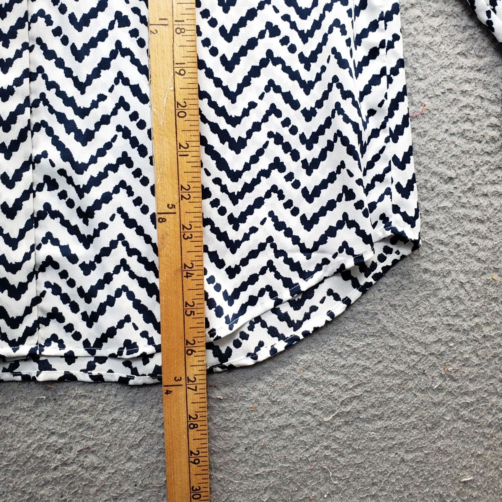 Ann Taylor Ann Taylor Shirt Womens 12 Multi Chevron Roll Tab Sleeve Button-Up Size XL / US 12-14 / IT 48-50 - 4 Thumbnail
