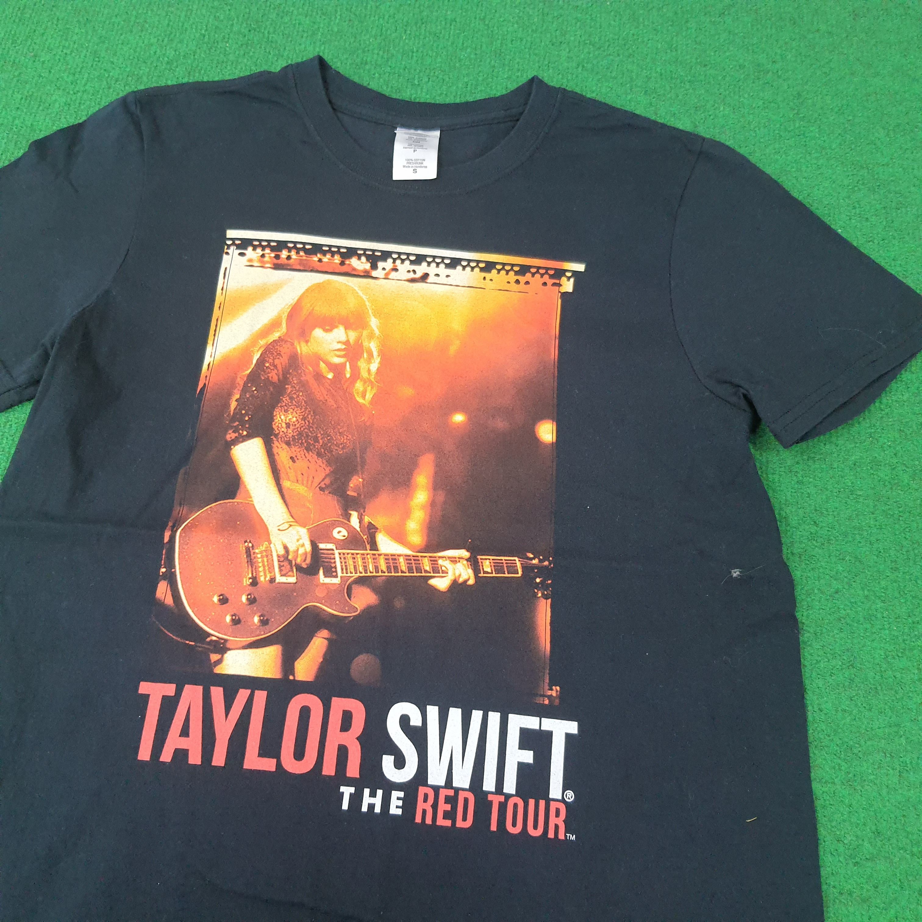 Band Tees Vintage Taylor Swift The Red Tour Tshirt C259N53 Size US XS / EU 42 / 0 - 2 Thumbnail