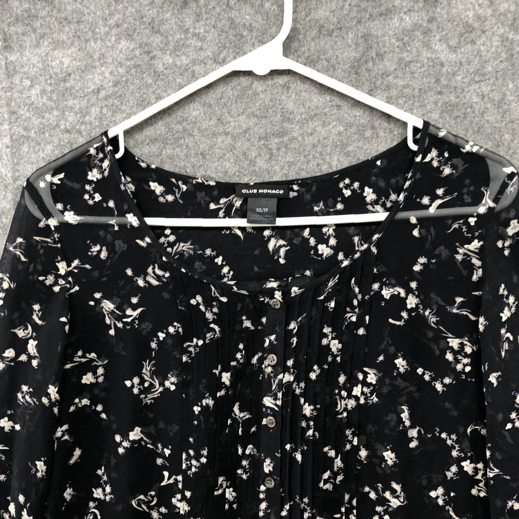 Club Monaco Club Monaco Women's XS Black Floral 100% Silk Popover Top 3/4 Sleeve Pintuck Blouse Size XS / US 0-2 / IT 36-38 - 3 Thumbnail