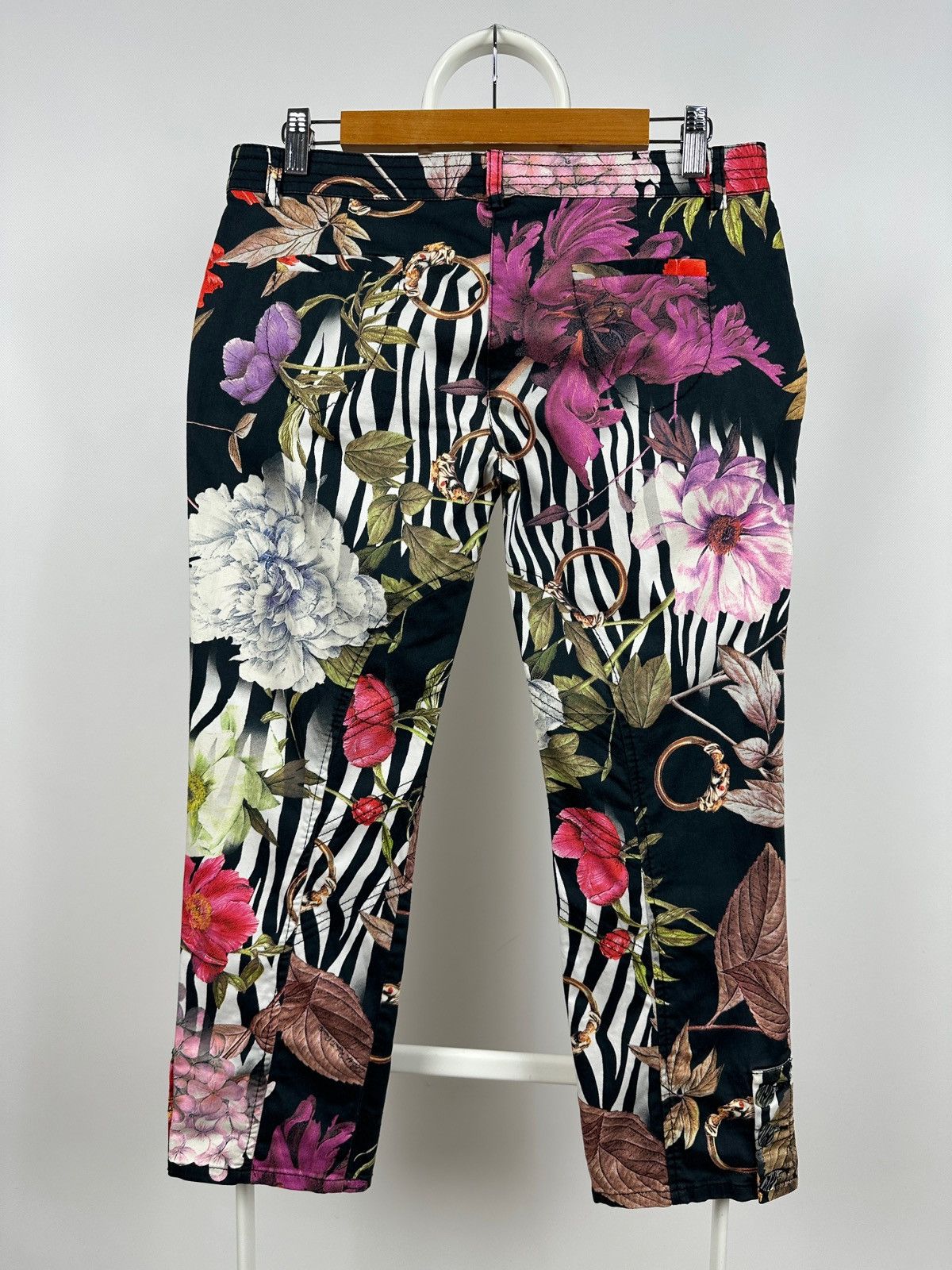 Roberto Cavalli Vintage Roberto Cavalli Class Floral Carpi Cropped Pants Size 32" / US 10 / IT 46 - 2 Thumbnail