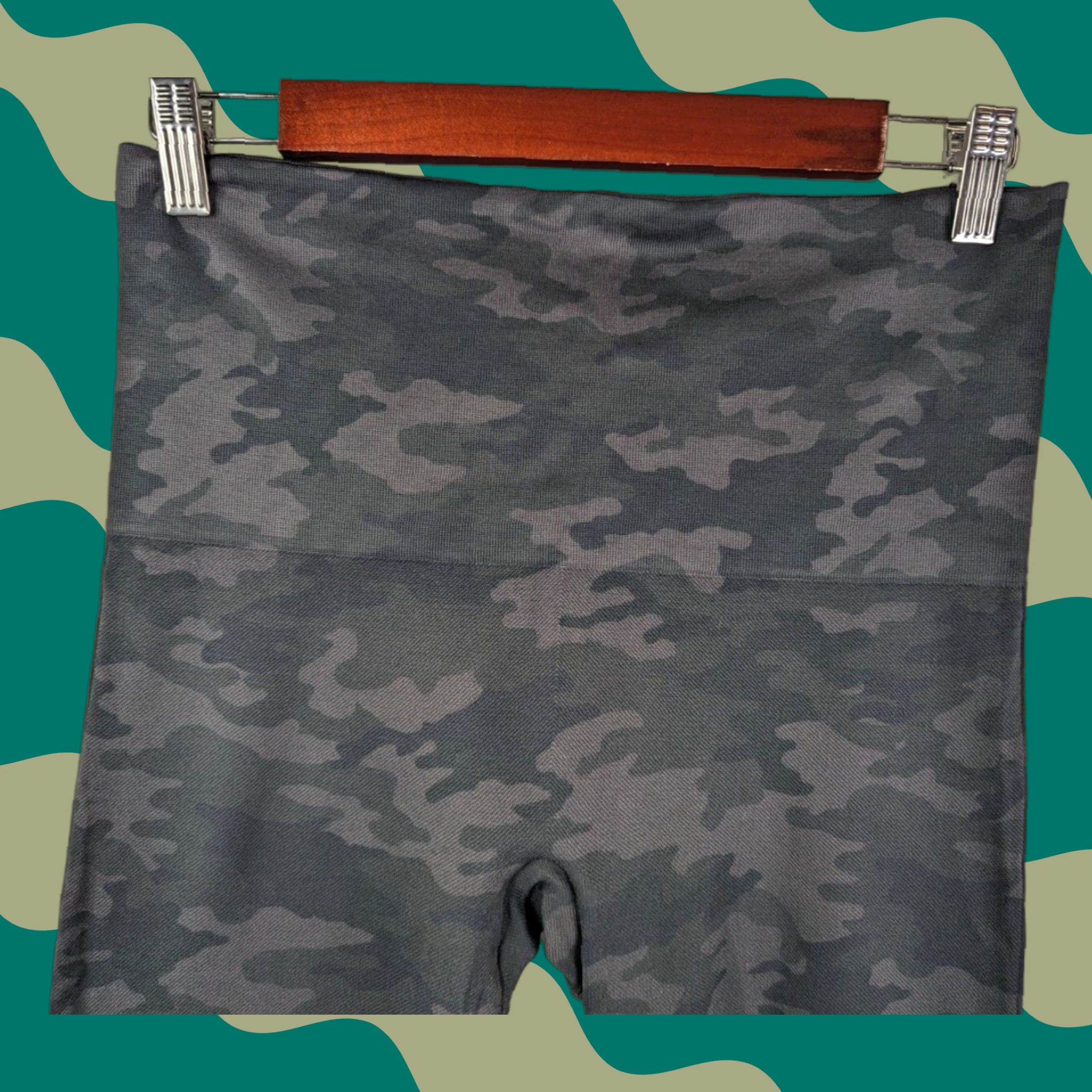 Spanx Spanx Look At Me Now Seamless Leggings Camouflage Black XL Womens Leggings Pull On (Camouflage) Size 40" / US 18 - 1 Thumbnail