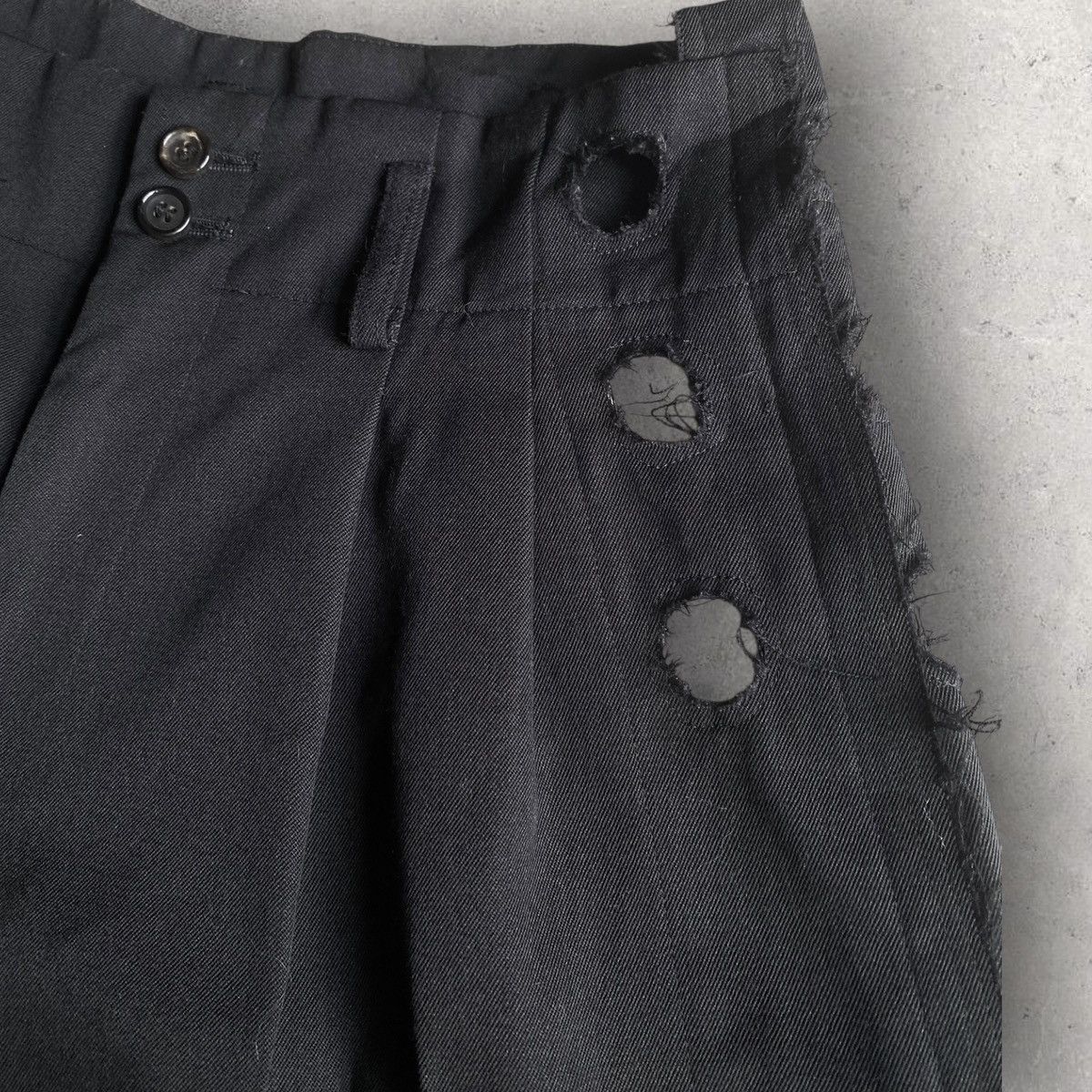 Comme des Garcons 2015 Comme Des Garcons Side Holes Pleats Shorts Size 27" / US 4 / IT 40 - 2 Thumbnail