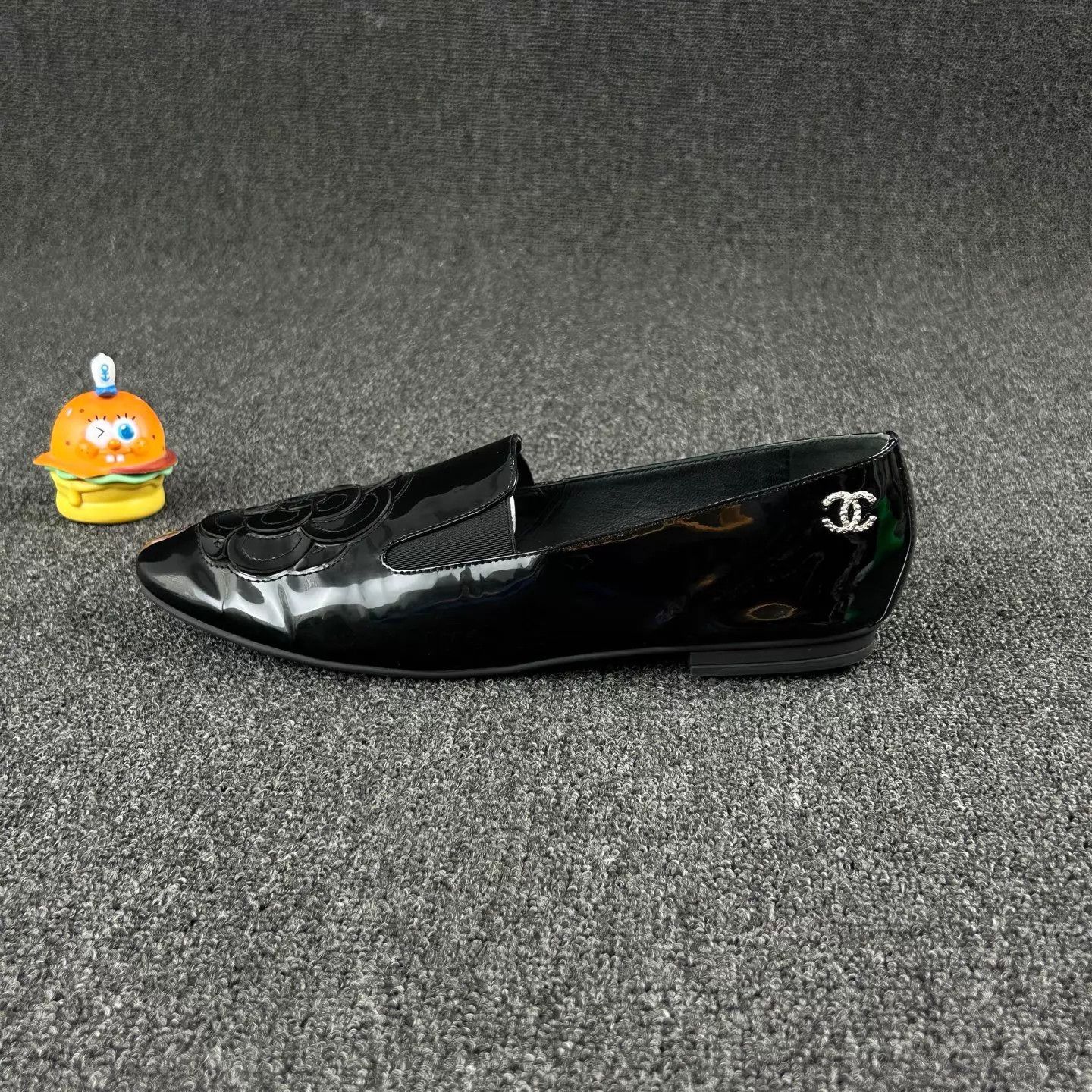 Chanel Chanel Black Patent Leather Camellia Low Heels 39.5 Size US 9 / IT 39 - 3 Thumbnail