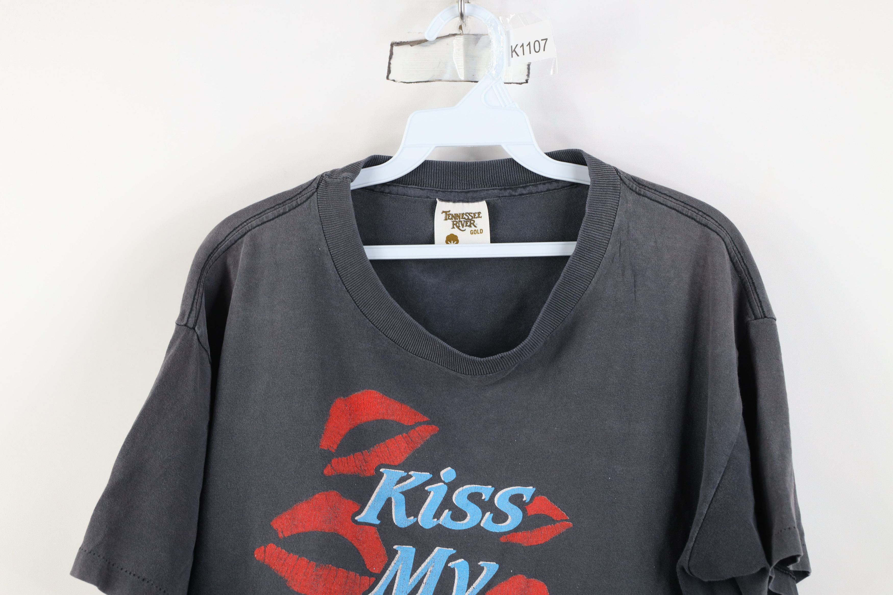 Vintage Vintage 90s Gold Tanning Kiss My Tan Line T-Shirt USA Size L / US 10 / IT 46 - 2 Thumbnail