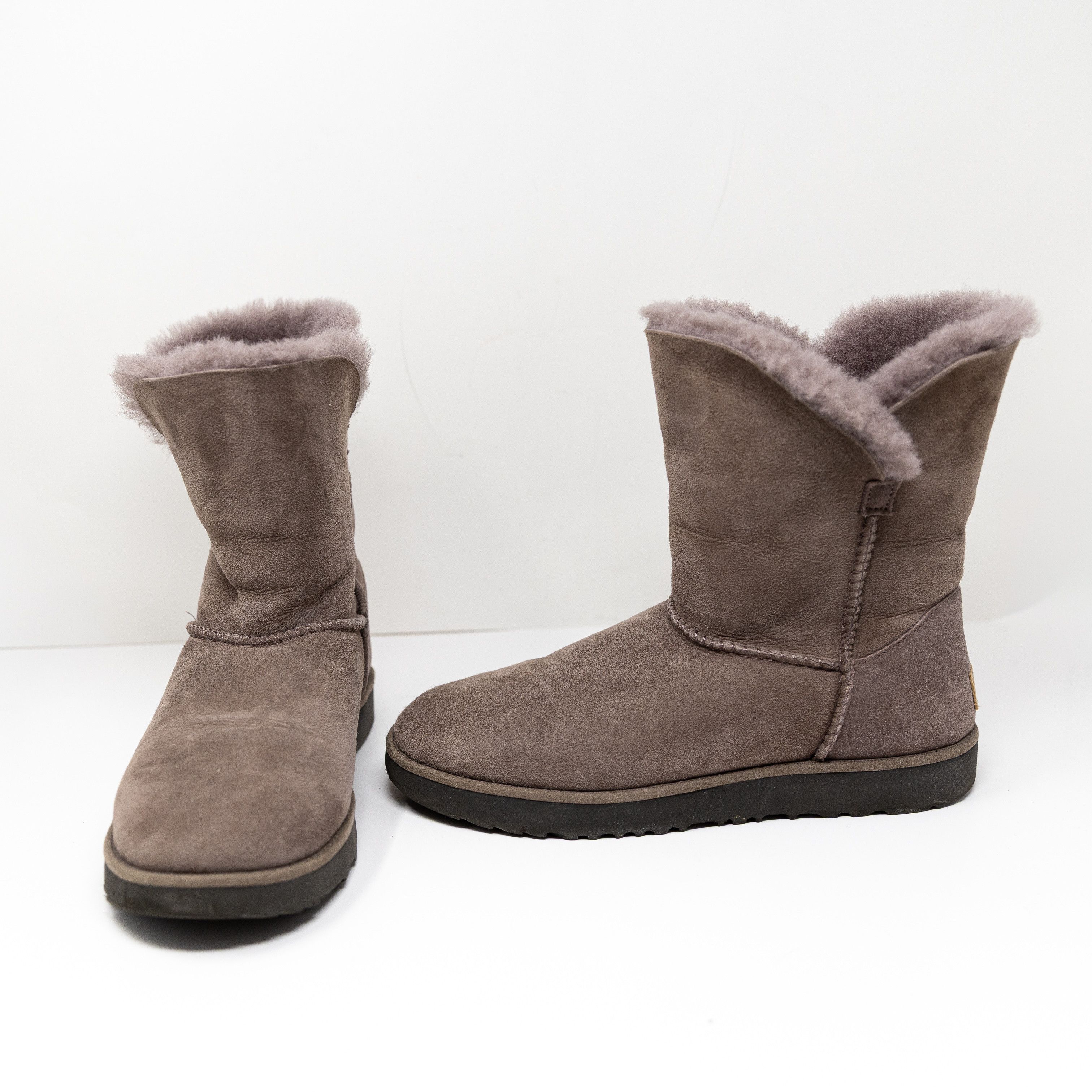 Ugg Ugg Women's Classic Cuff Short Suede Size US 10 / IT 40 - 1 Thumbnail