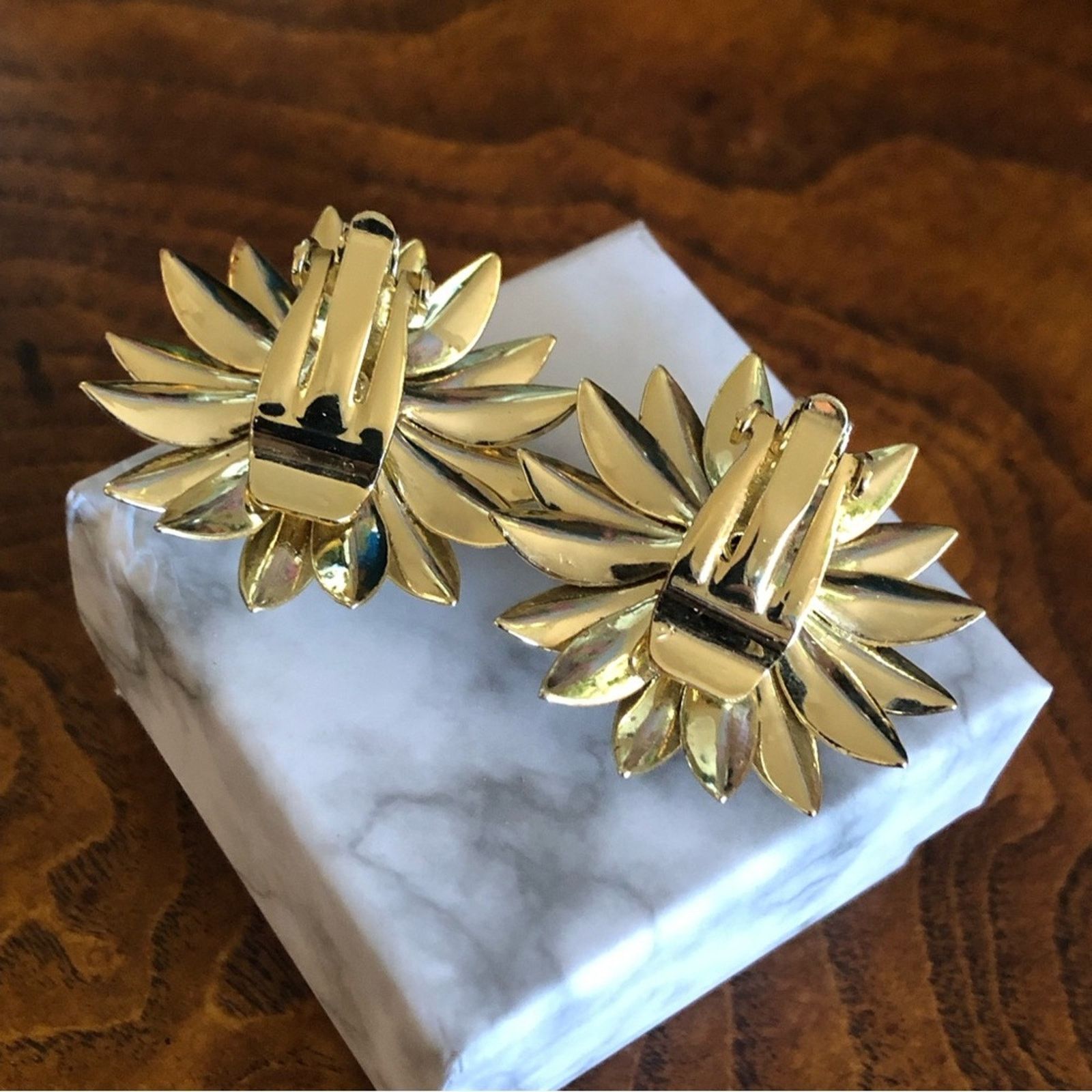 Vintage Vintage 70s gold tone metal flower cluster clip on earrings Size ONE SIZE - 4 Thumbnail