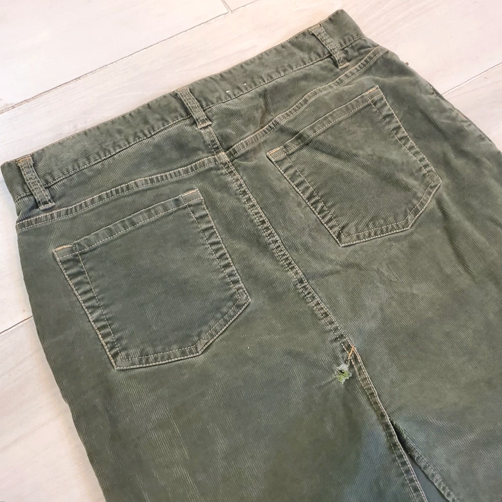 Old Navy VINTAGE Old Navy Corduroy Skirt Green 4 Mini Short Mid Rise Zipper Button 90s Grunge Womens Size 27" / US 4 / IT 40 - 2 Thumbnail