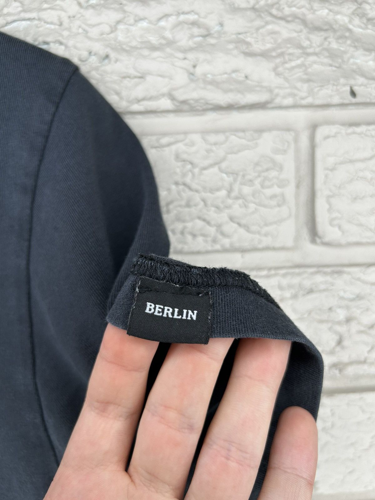 Nike Vintage Nike Berlin Germany Drip T Shirt Size US M / EU 48-50 / 2 - 6 Thumbnail