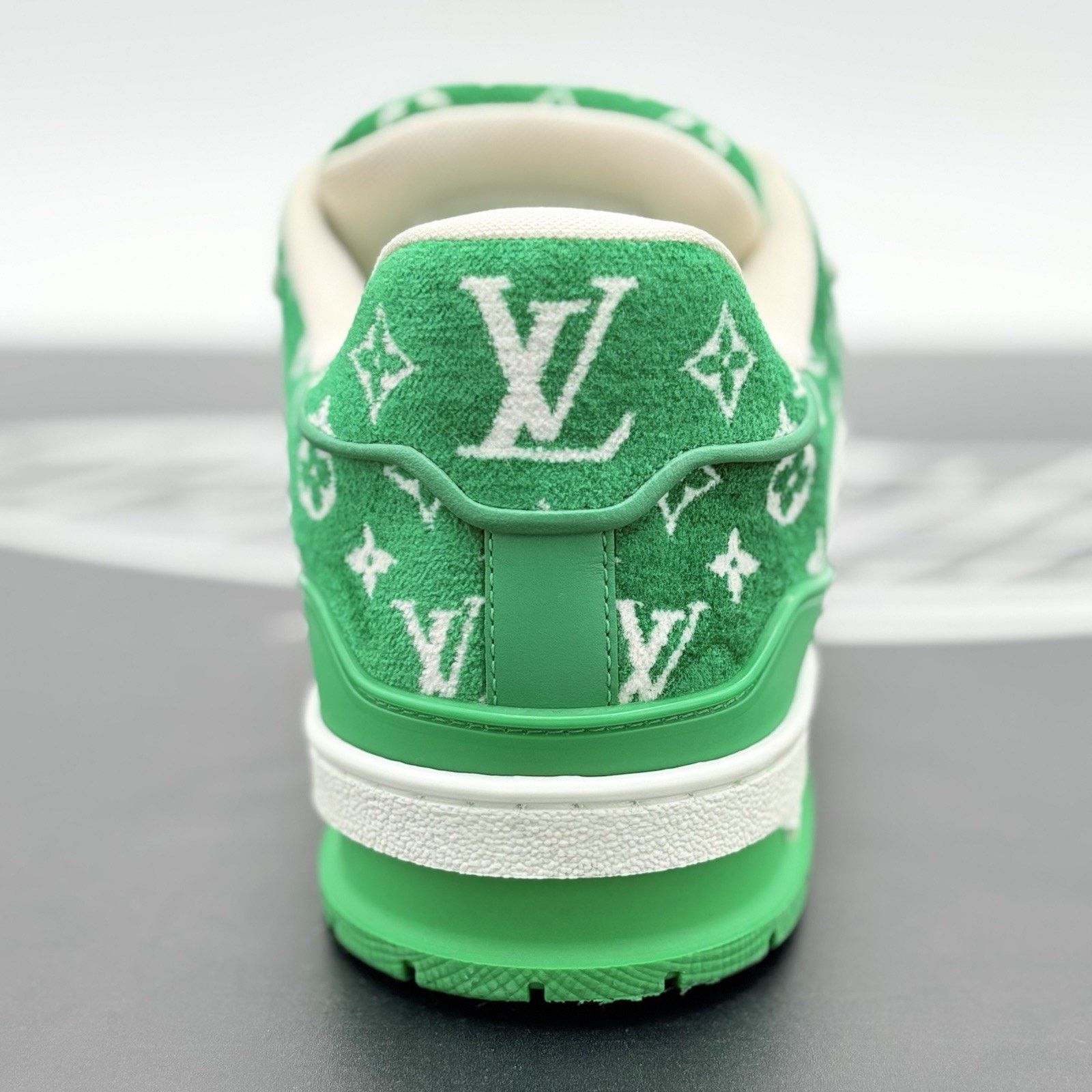 Louis Vuitton Louis Vuitton Trainer ' Green White Monogram ' | GREAT! Size US 10 / EU 43 - 3 Thumbnail