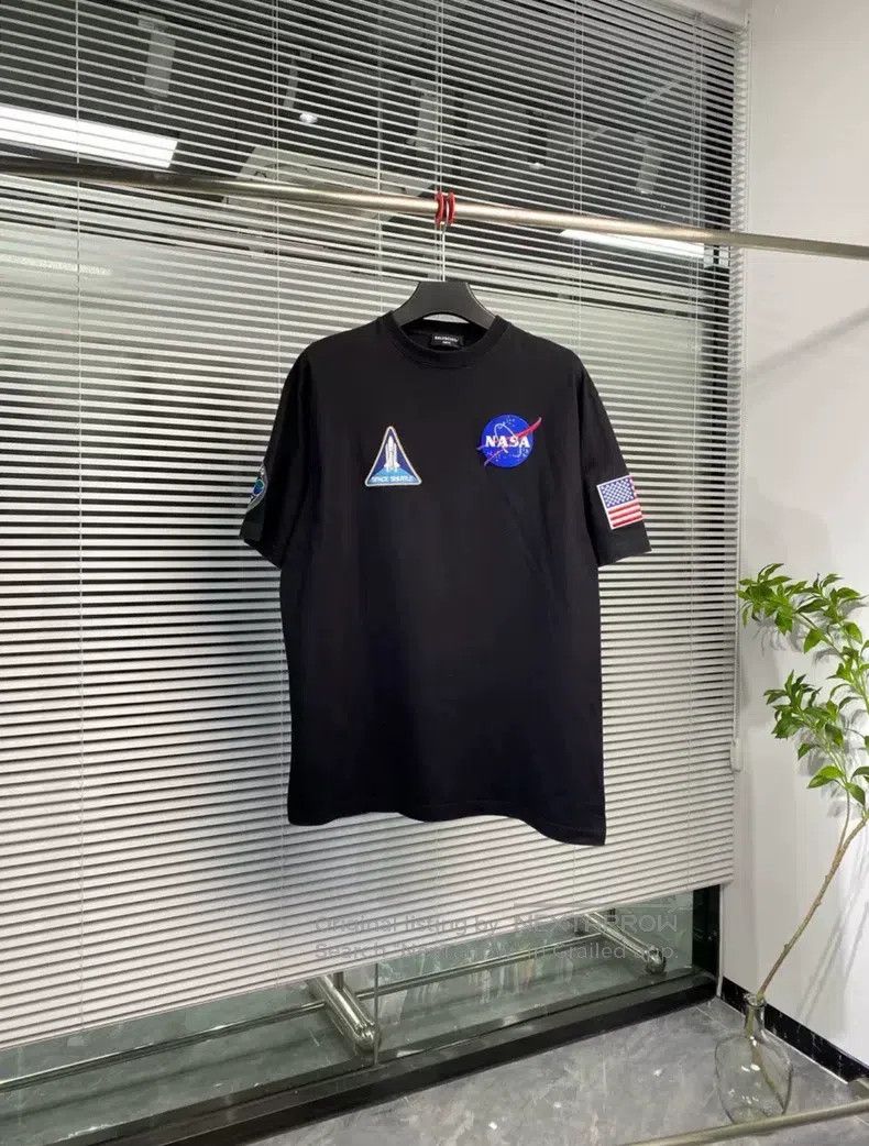 Balenciaga Balenciaga Astronaut Short Sleeve + T-Shirt + Black Size US XS / EU 42 / 0 - 1 Thumbnail
