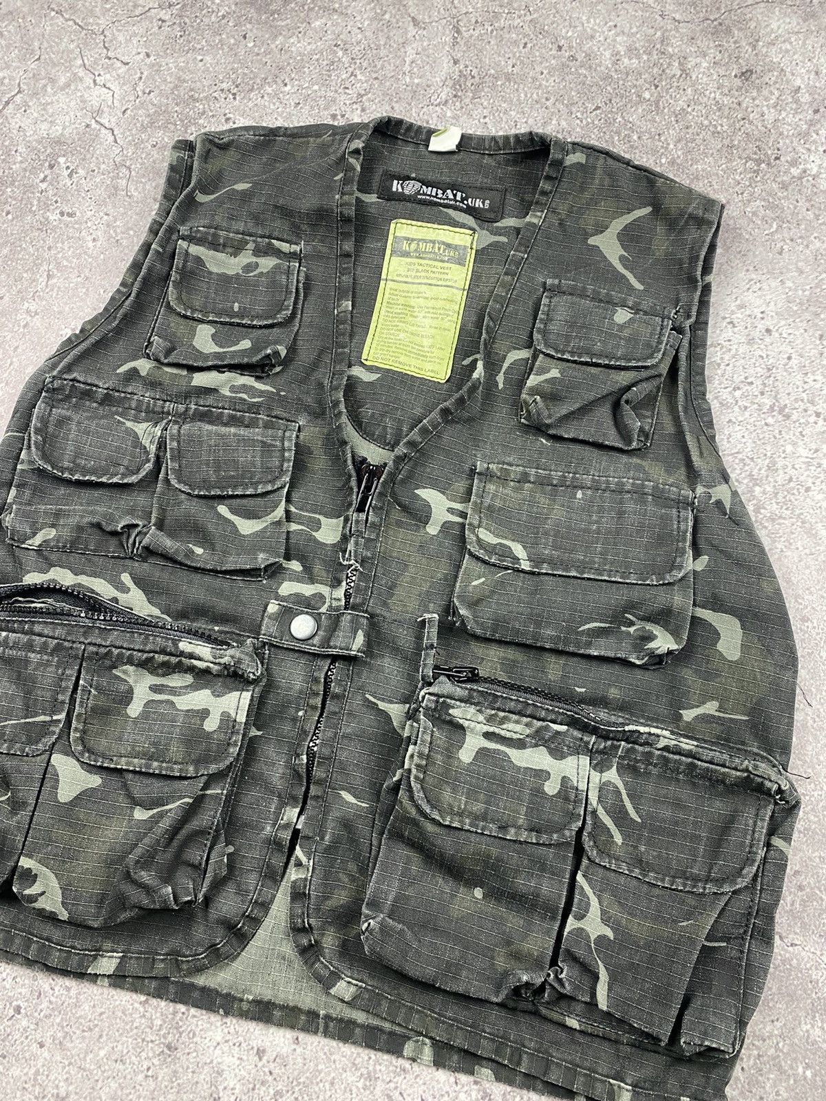 Japanese Brand Kombat cropped Camo Vest multipocket Y2K Size US S / EU 44-46 / 1 - 2 Thumbnail