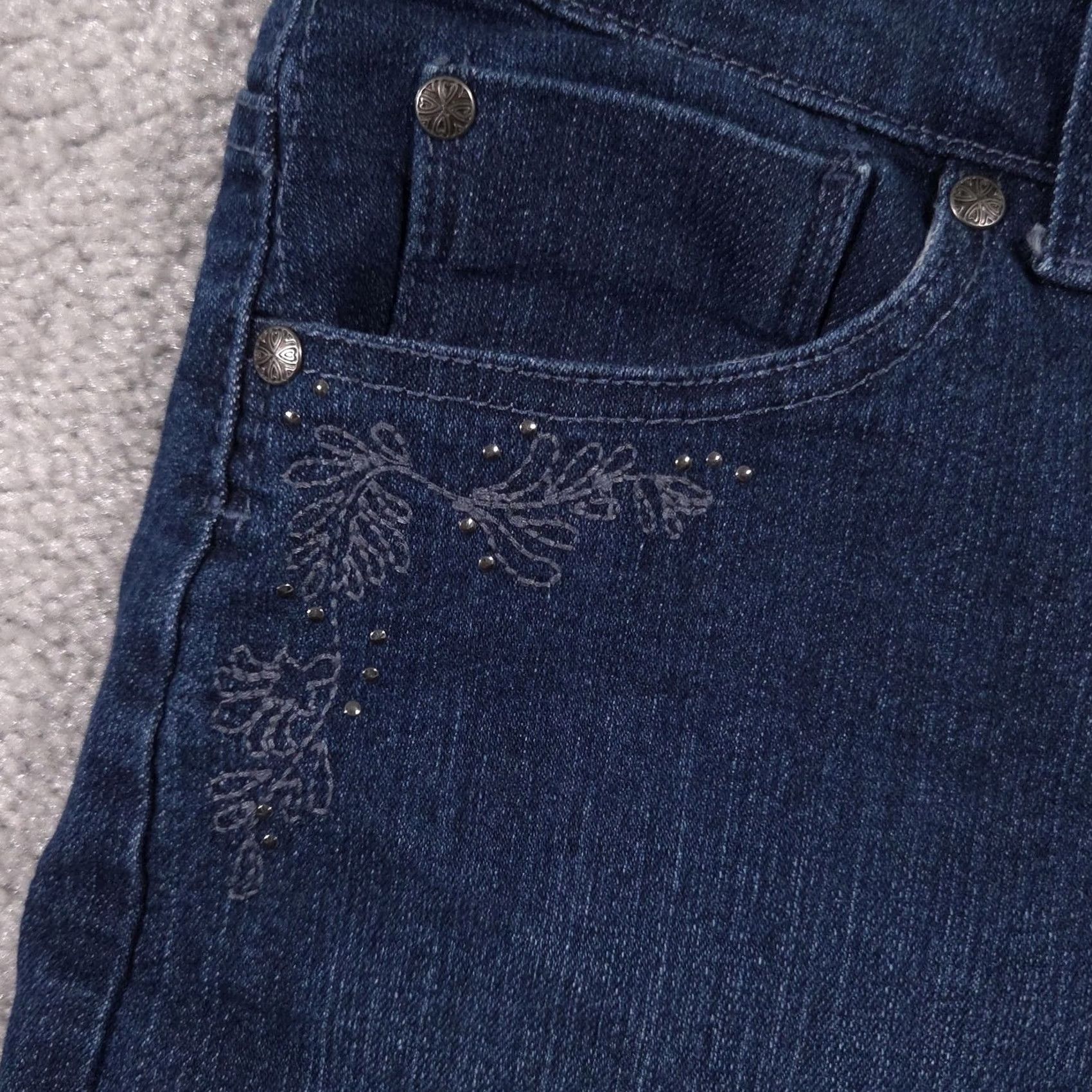 Gloria Vanderbilt VINTAGE Gloria Vanderbilt Gia Vanderbilt Shorts Womens 6 Denim Alana Short Embroidered Rhinestone Stretch Size 28" / US 6 / IT 42 - 4 Thumbnail