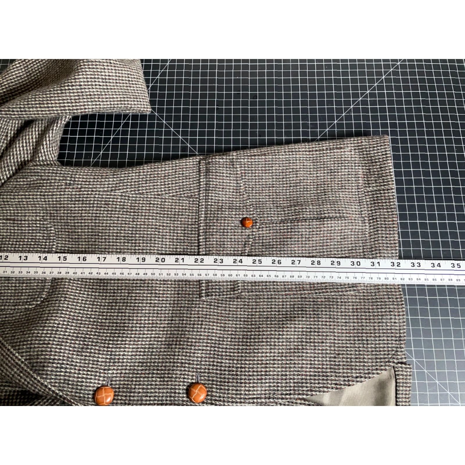 Vintage VINTAGE John Weitz Blazer Wool Tweed Gray 46R Notch Collar Three-Button Sleeves Faux Suede Elbow Patches Single-Vented Regular Mens Size 46R - 7 Thumbnail