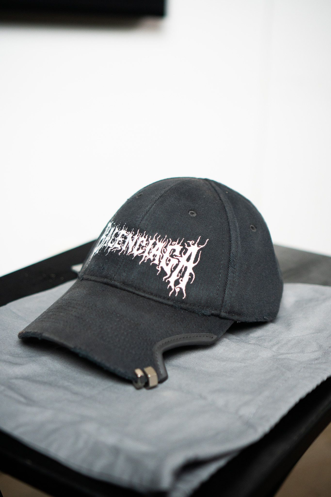size有★関税込【BALENCIAGA】DIY L OUTLINE CAP Balenciaga DIY Metal Outline Cap | Saks Fifth Avenue