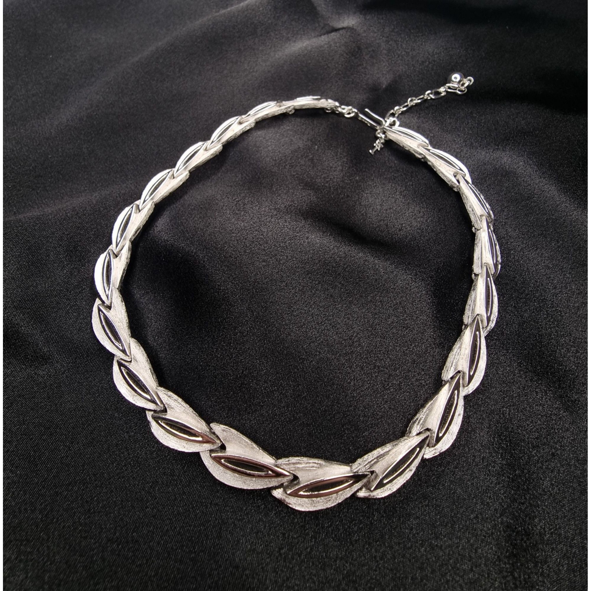 Vintage Vintage TRIFARI 1960s Silver Leaf Motif Necklace Size ONE SIZE - 3 Thumbnail