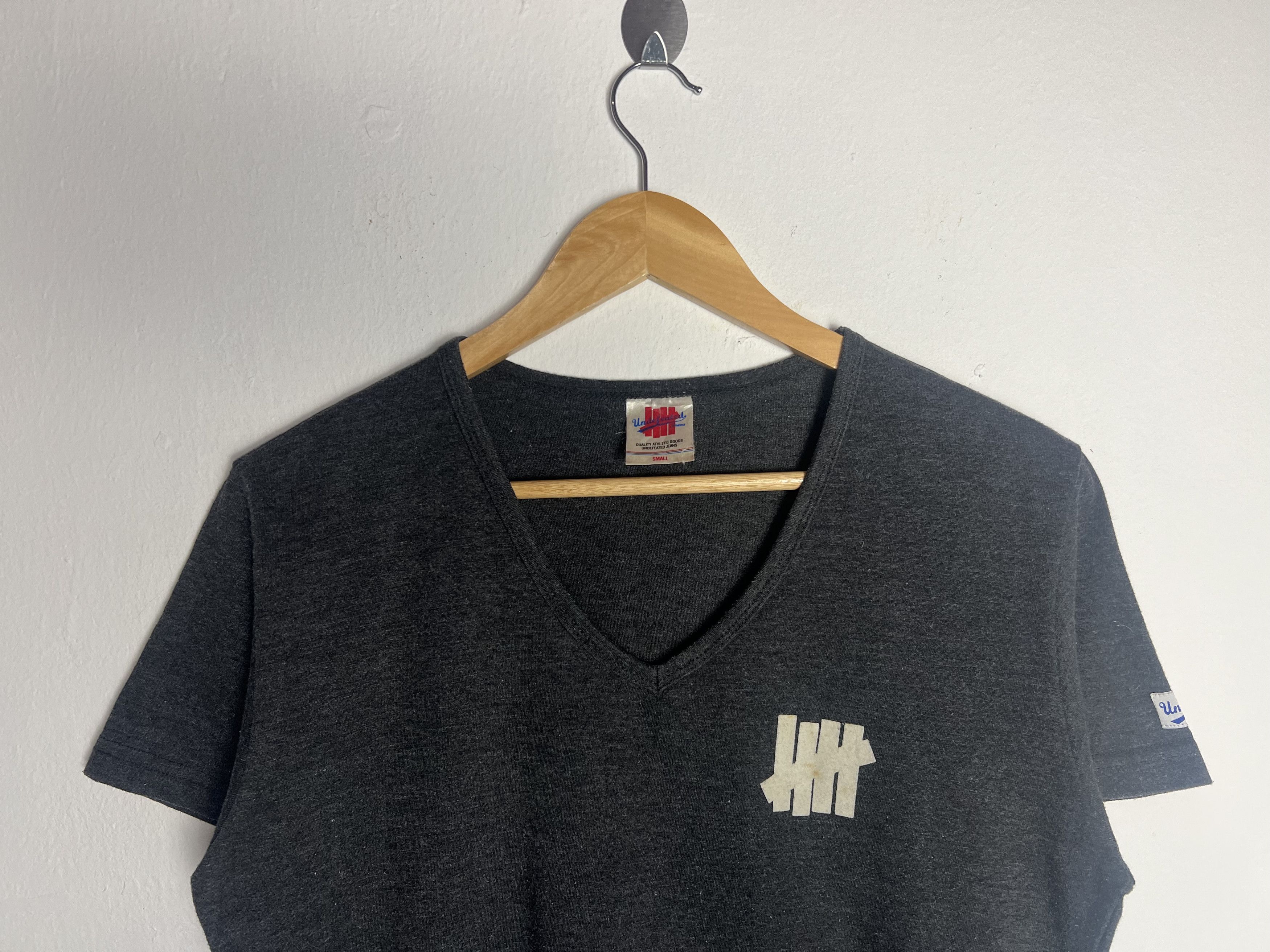 Undefeated Undefeated V Neck T Shirt Size US S / EU 44-46 / 1 - 3 Thumbnail