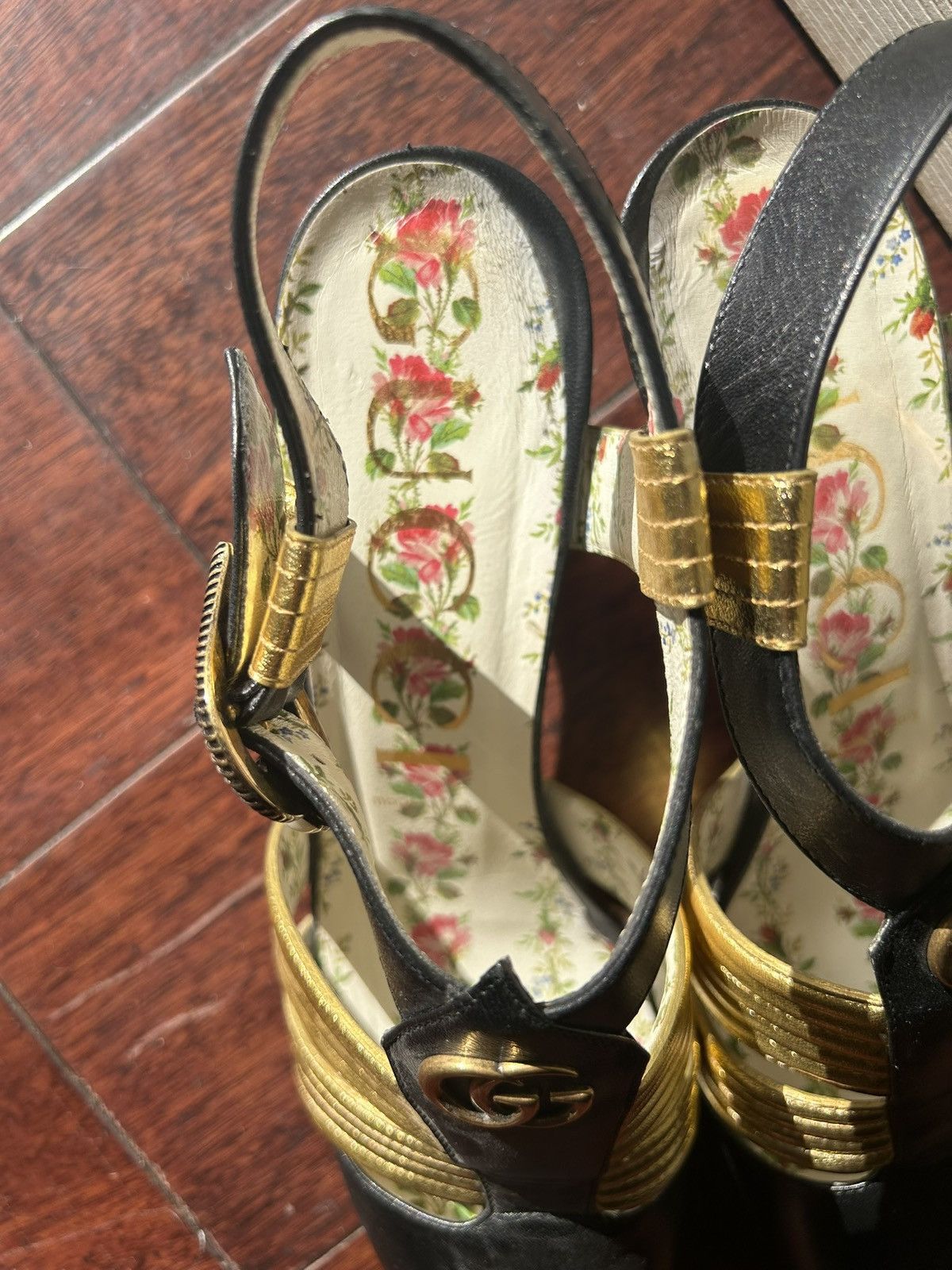 Gucci Gucci Black/Gold Leather Gea Pumps Size 40 Used Size US 10 / IT 40 - 4 Thumbnail