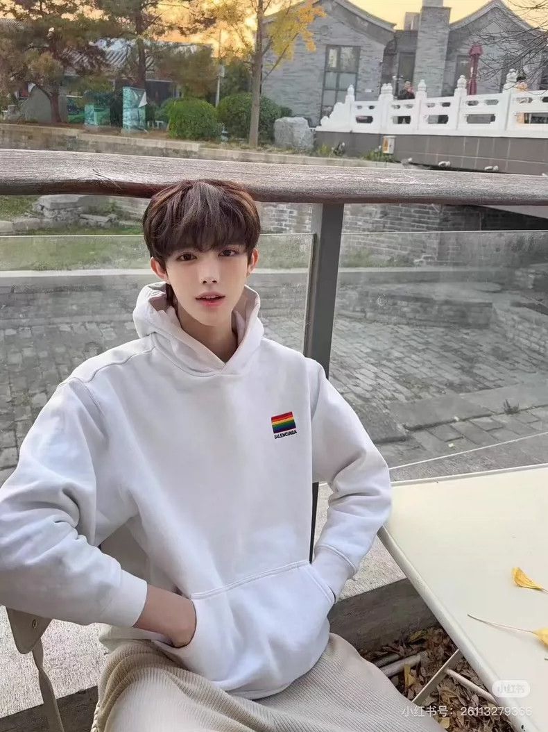 Balenciaga Balenciaga Rainbow flag white hoodie Size US XS / EU 42 / 0 - 8 Thumbnail