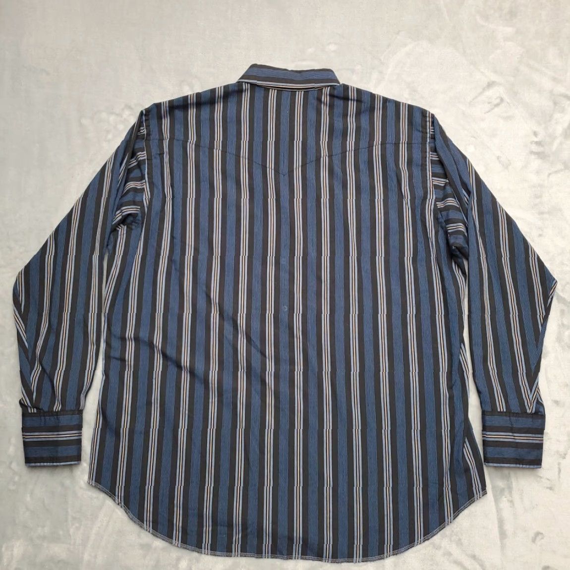 Wrangler VINTAGE Wrangler Shirt Mens 2XL Blue Stripe Pearl Snap X Long Tail Cowboy Made in USA Shirt Polyester Blend with Pockets Cowboy Western American Mens Size US XXL / EU 58 / 5 - 6 Thumbnail