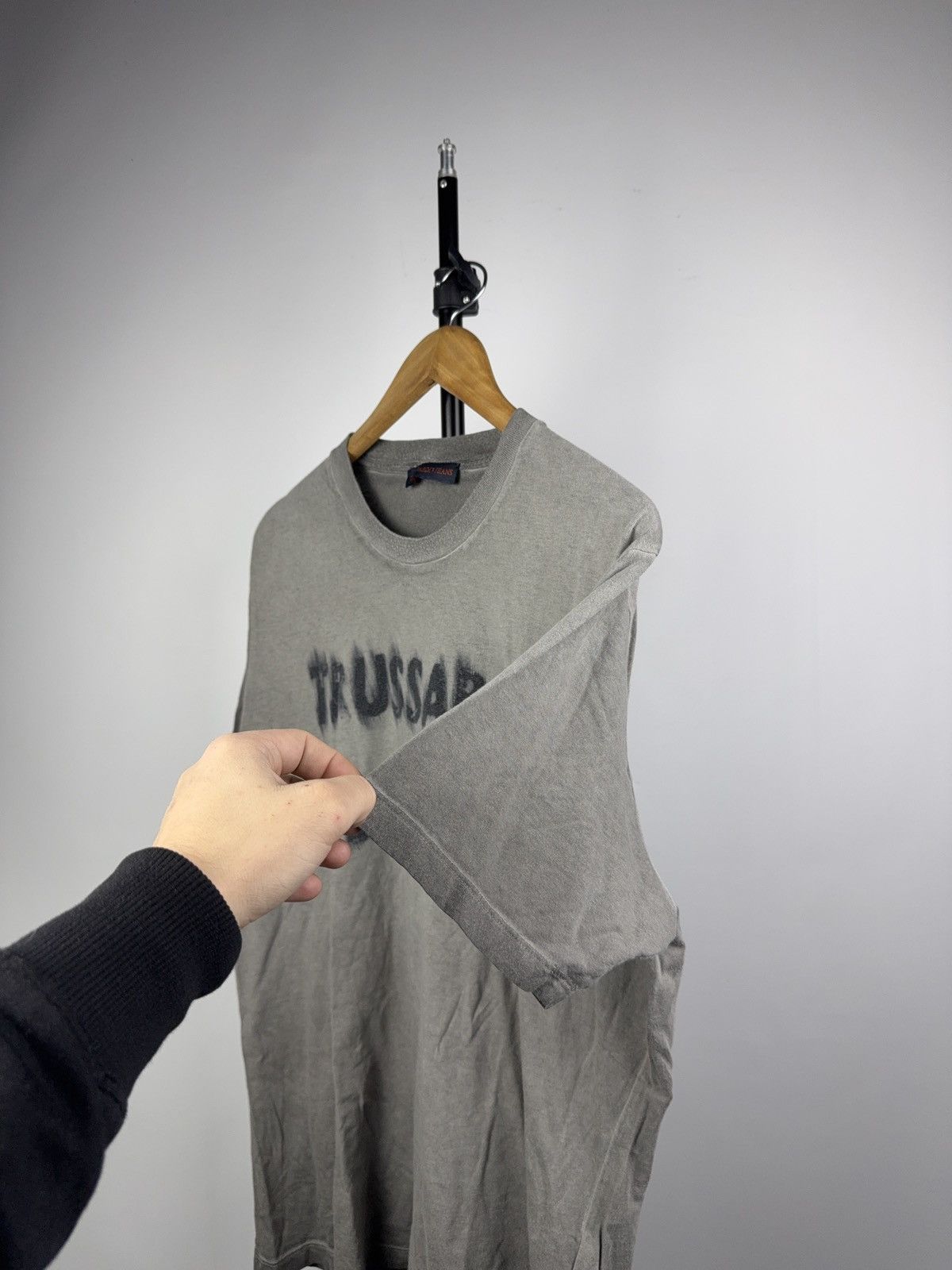 Trussardi 00s Trussardi Jeans Spray Big Logo Tee Vintage Grey Italy Size US L / EU 52-54 / 3 - 4 Thumbnail