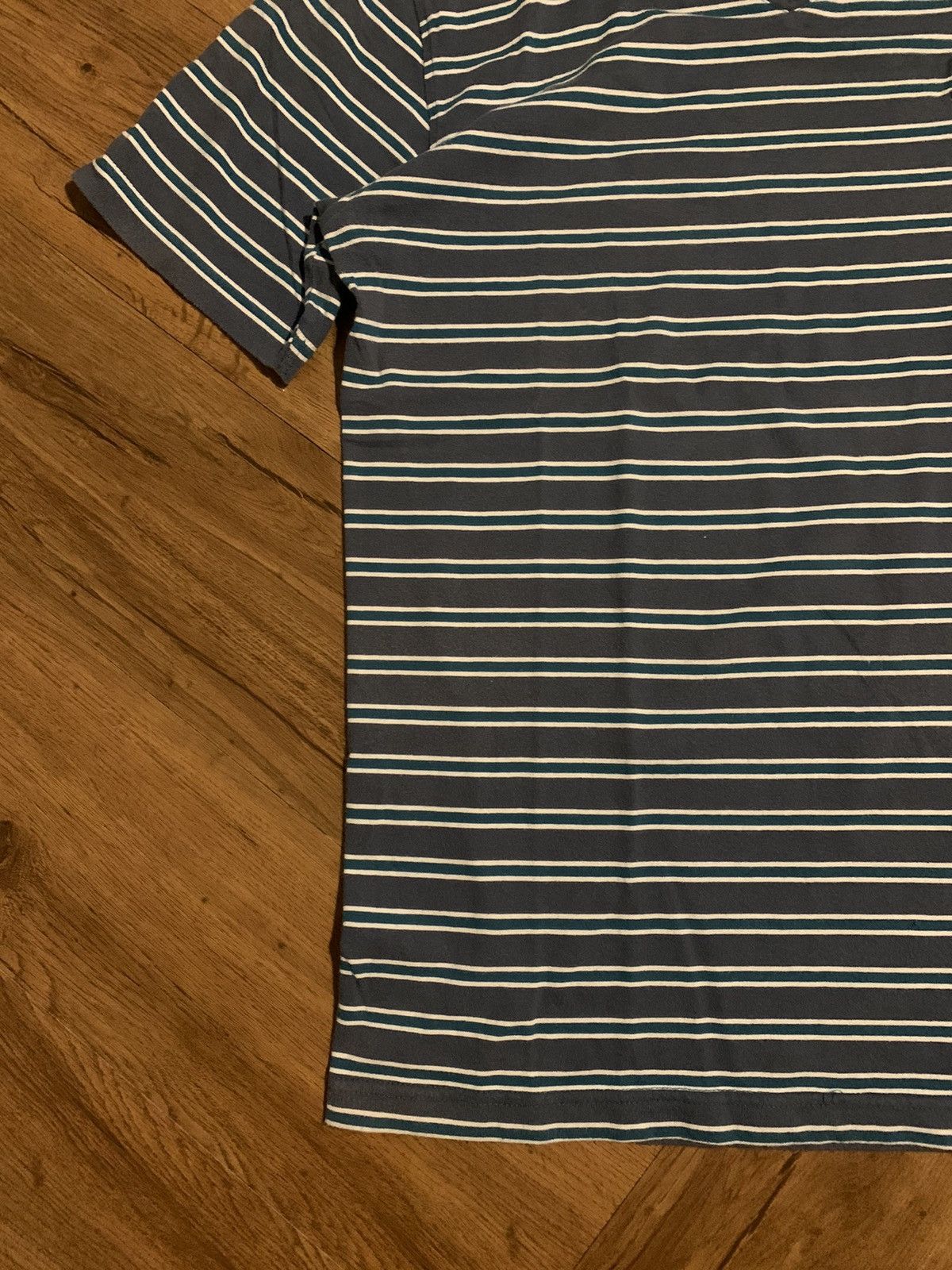 Burberry 2000s Burberry Brit – V-Neck Striped Tee (Size M) Size US M / EU 48-50 / 2 - 5 Thumbnail