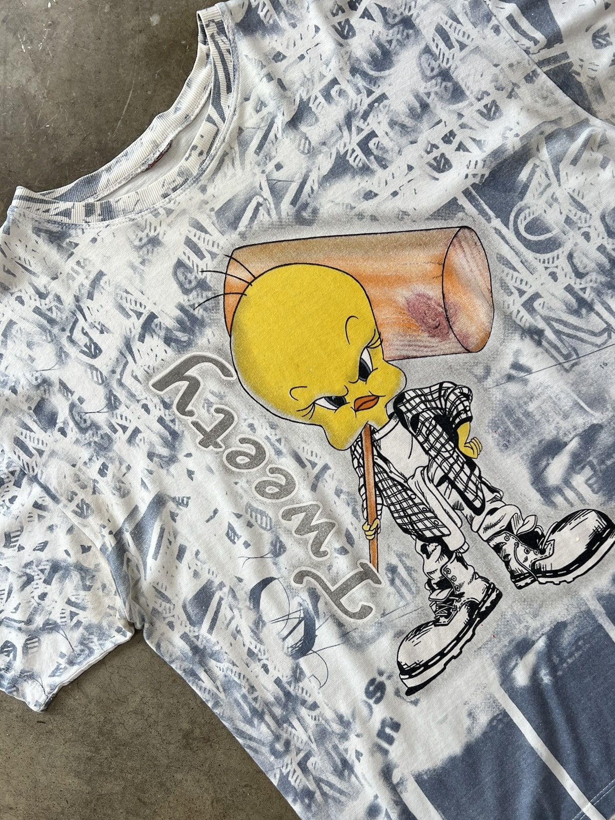 Vintage × Warner Bros Vintage 1998 Looney Tunes Tweety Bird Hammer AOP Tee Size US XL / EU 56 / 4 - 1 Thumbnail