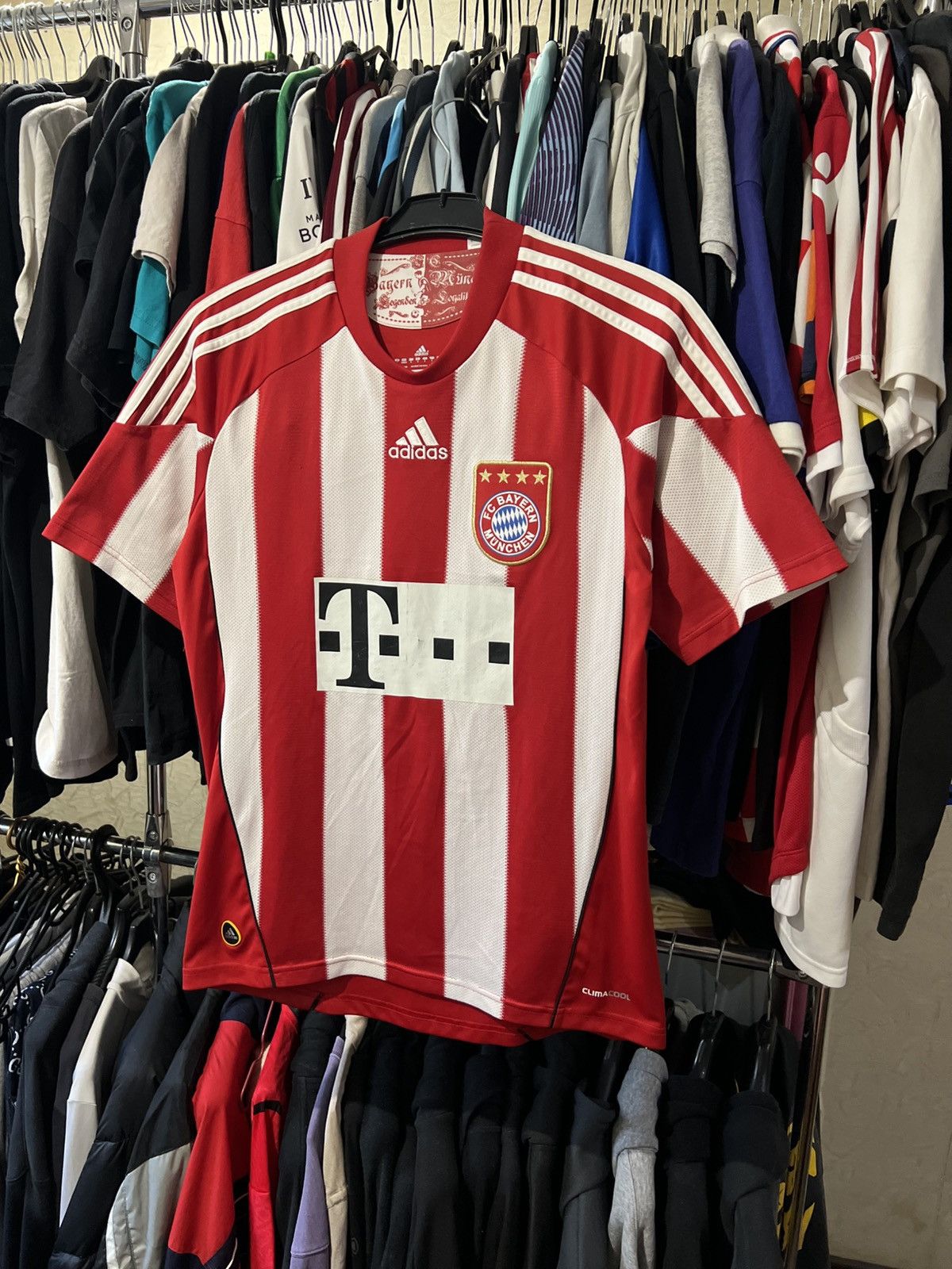 Adidas 2010/2011 ADIDAS BAYERN MUNCHEN #17 VAN BOMMEL HOME FOOTBALL Size US S / EU 44-46 / 1 - 1 Thumbnail